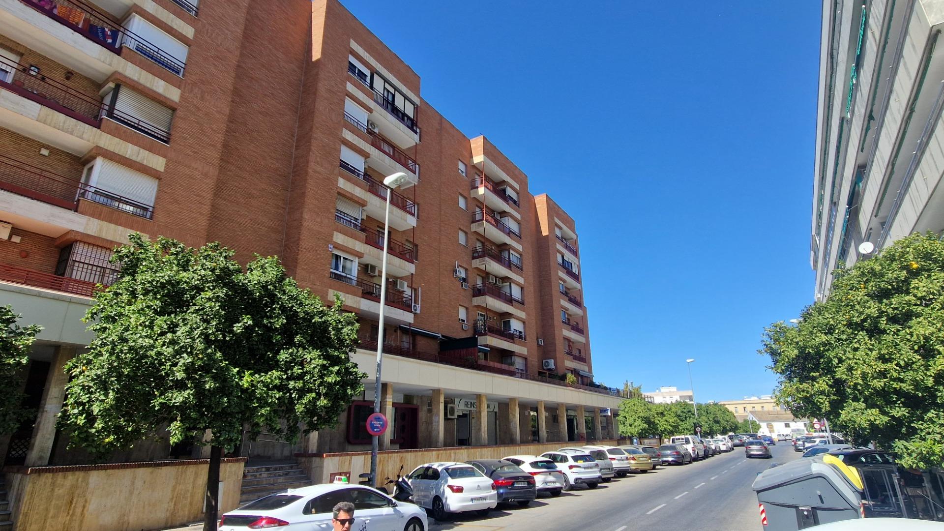Amplio piso con garaje y terraza junto a Plaza Madre de Dios