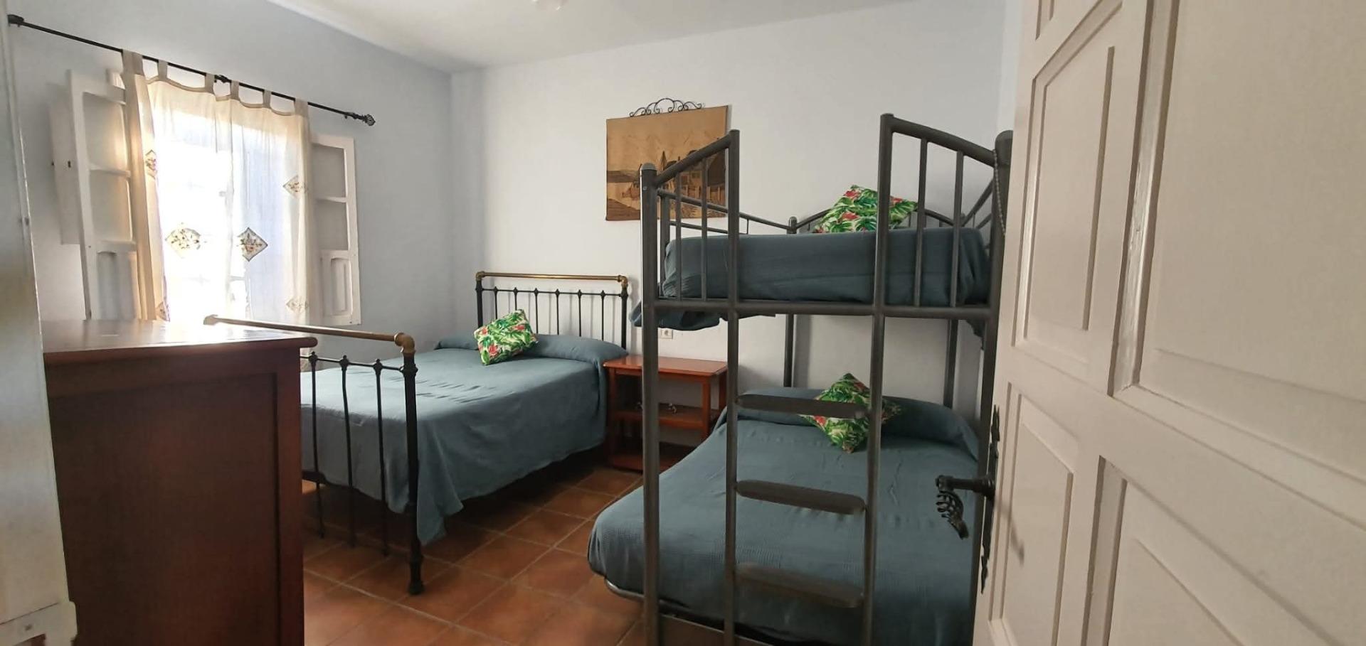 Encantadora Casa con Piscina cerca de puerto serrano - ¡Listo para Entrar a Vivir!