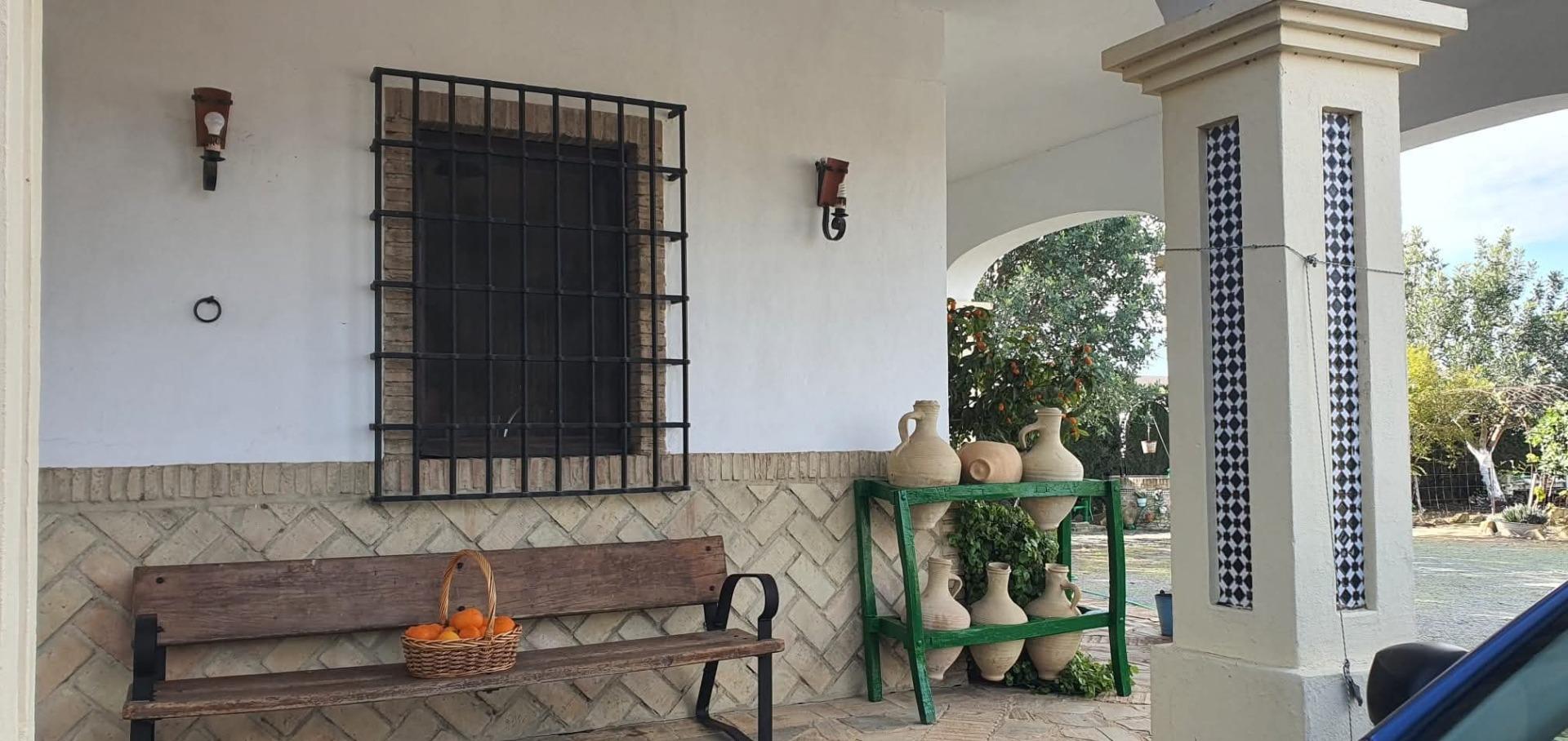 Encantadora Casa con Piscina cerca de puerto serrano - ¡Listo para Entrar a Vivir!