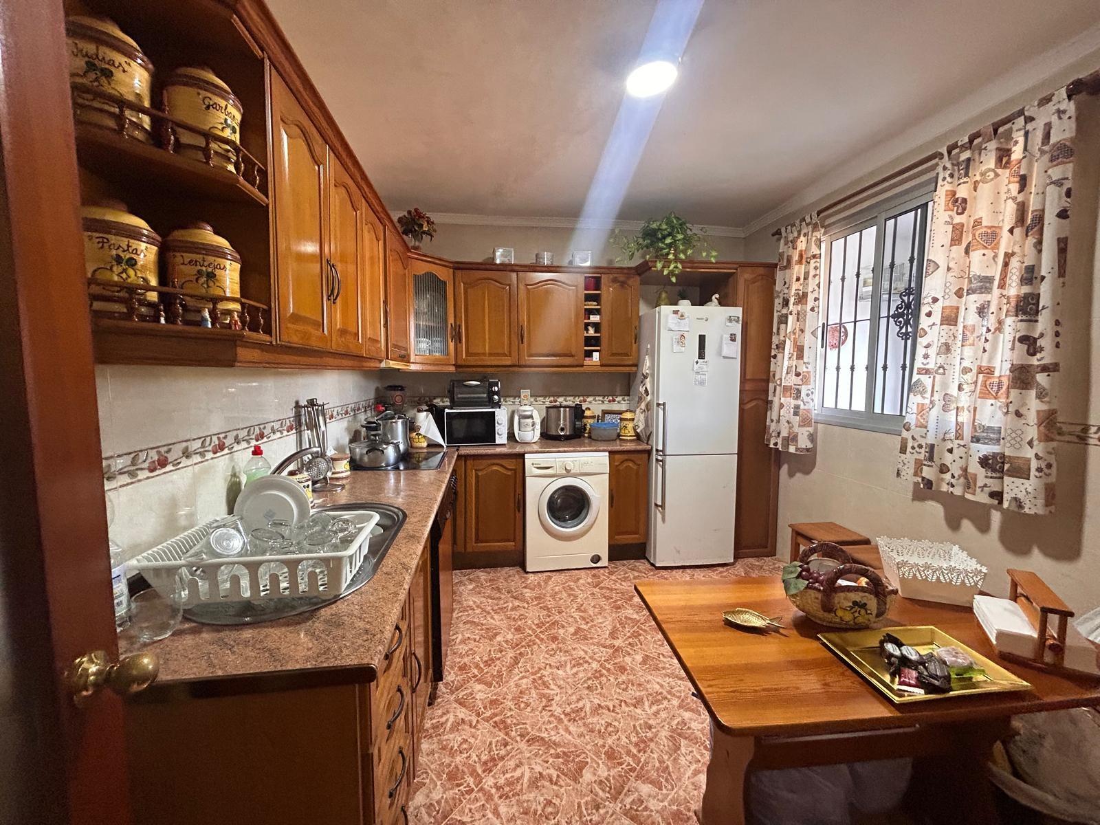 ¡CASA PARA ENTRAR A VIVIR CON TERRENO DE 1800M2!