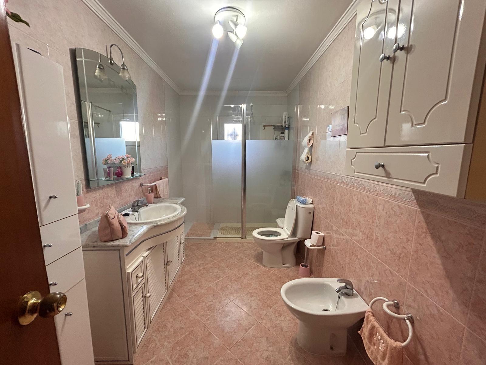 ¡CASA PARA ENTRAR A VIVIR CON TERRENO DE 1800M2!