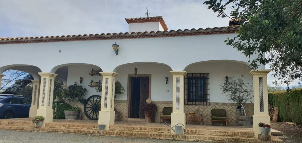 Encantadora Casa con Piscina cerca de puerto serrano - ¡Listo para Entrar a Vivir!
