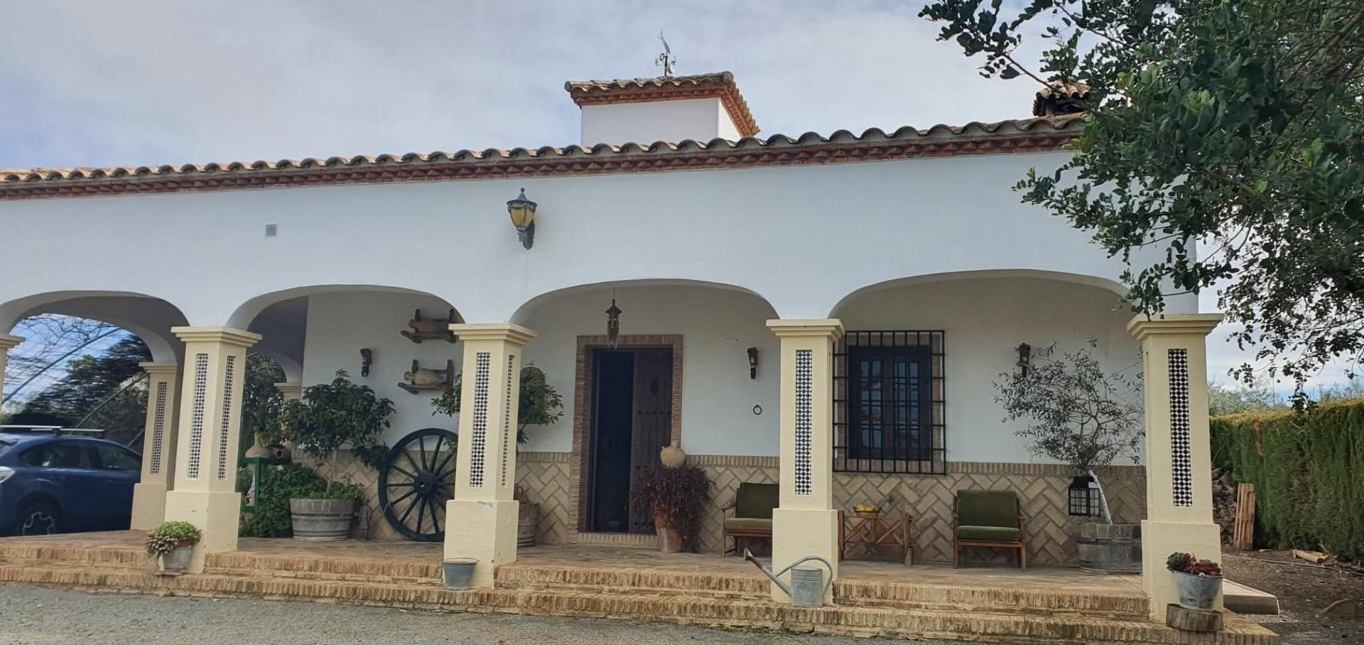 Encantadora Casa con Piscina cerca de puerto serrano - ¡Listo para Entrar a Vivir!