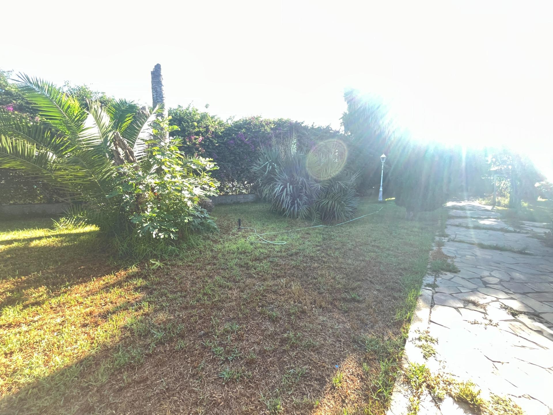 FINCA URBANA DE 2600 METROS CON GRAN CHALET , DOS  VIVIENDAS,  TRASTERO Y PISCINA