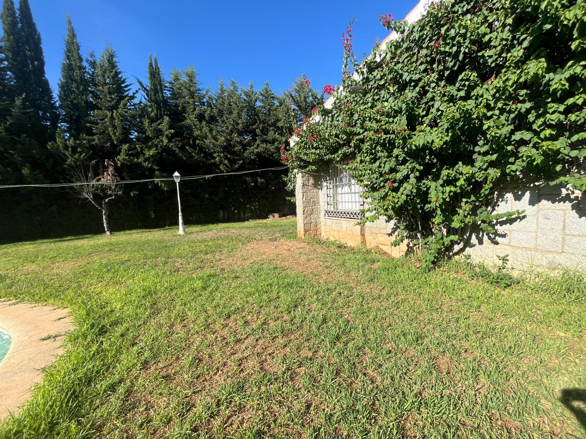 FINCA URBANA DE 2600 METROS CON GRAN CHALET , DOS  VIVIENDAS,  TRASTERO Y PISCINA