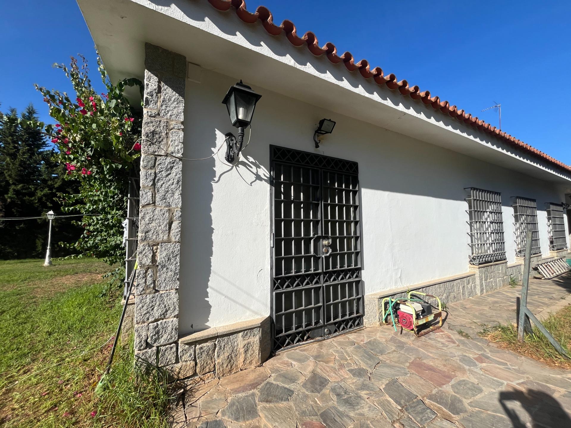 FINCA URBANA DE 2600 METROS CON GRAN CHALET , DOS  VIVIENDAS,  TRASTERO Y PISCINA