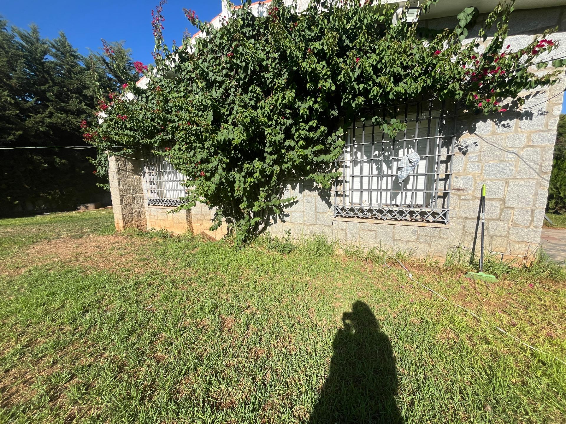 FINCA URBANA DE 2600 METROS CON GRAN CHALET , DOS  VIVIENDAS,  TRASTERO Y PISCINA