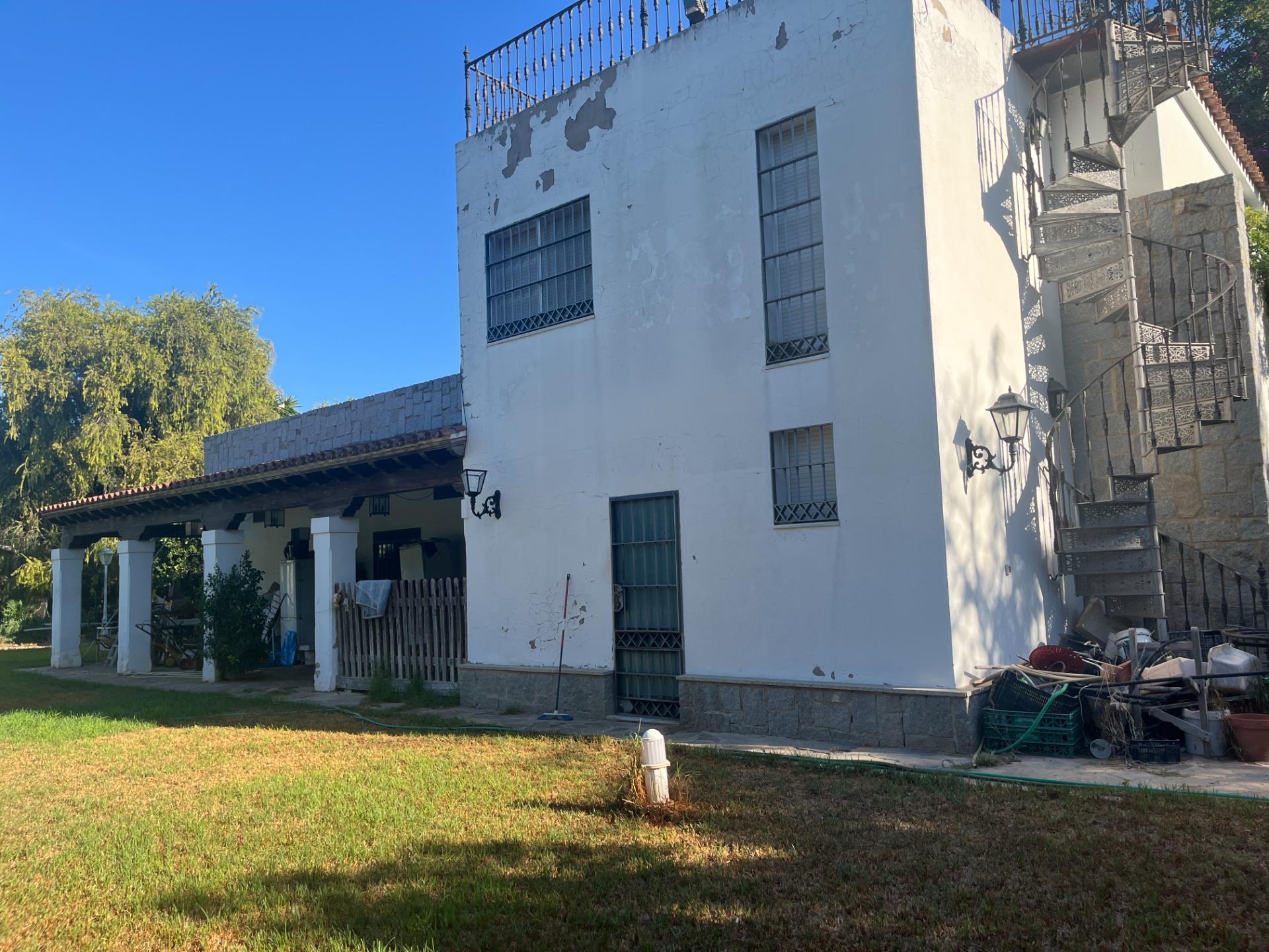 FINCA URBANA DE 2600 METROS CON GRAN CHALET , DOS  VIVIENDAS,  TRASTERO Y PISCINA