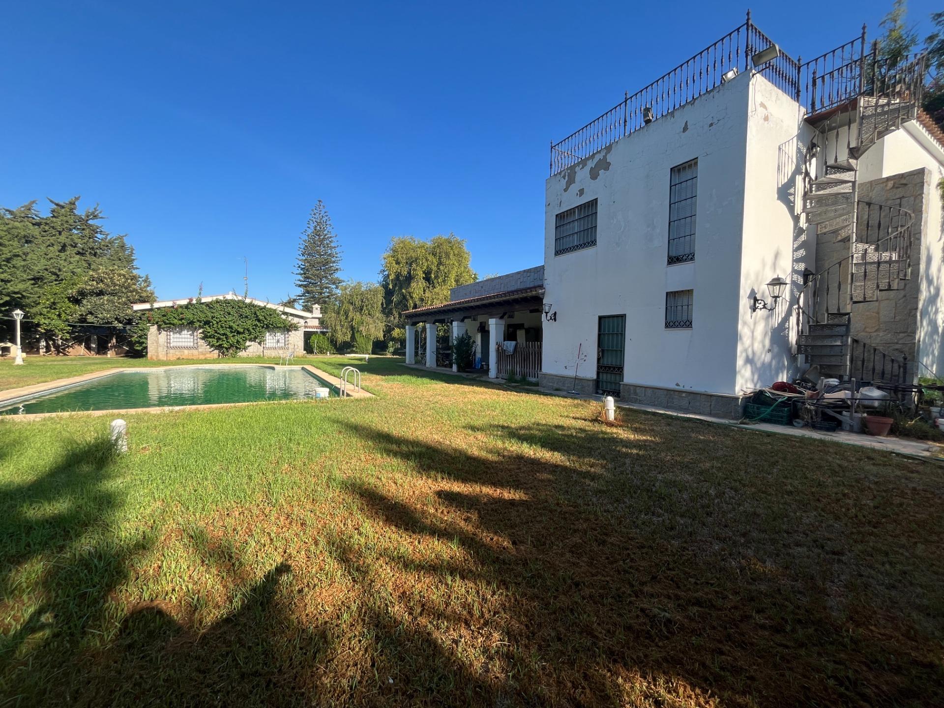 FINCA URBANA DE 2600 METROS CON GRAN CHALET , DOS  VIVIENDAS,  TRASTERO Y PISCINA