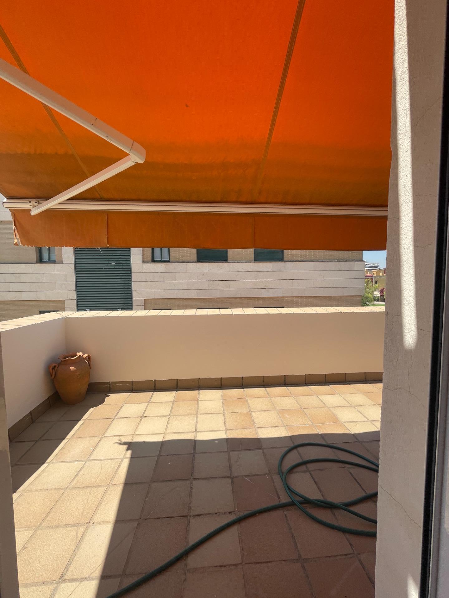 PRECIOSO PISO EN EL ALTILLO CON TERRAZA PRIVATIVA DE 21 M2 Y PARKING EN SUBTERRÁNEO