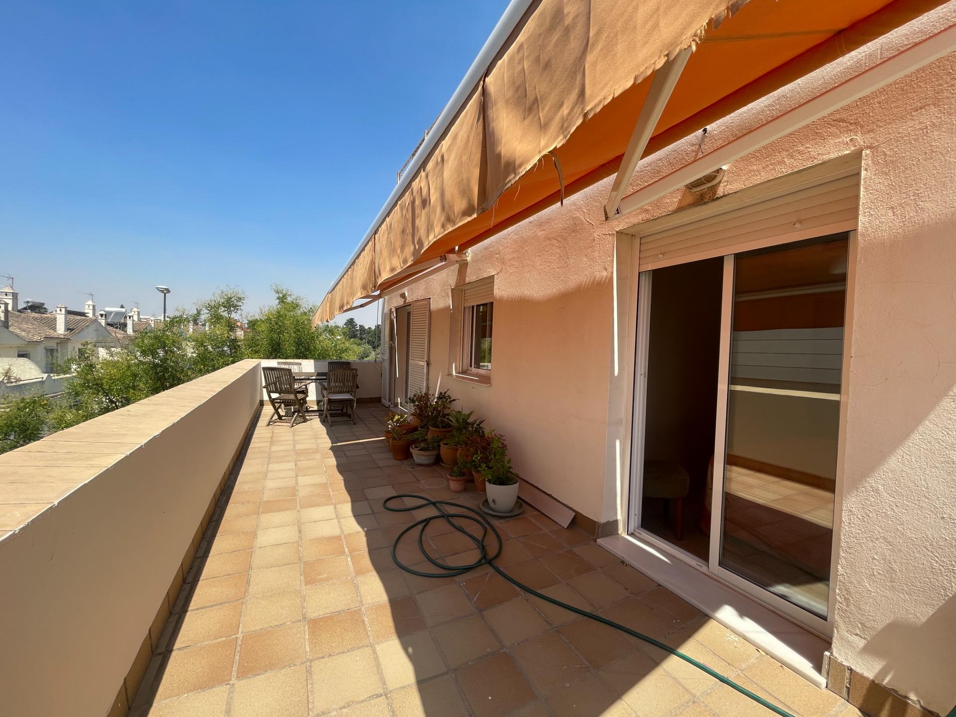 PRECIOSO PISO EN EL ALTILLO CON TERRAZA PRIVATIVA DE 21 M2 Y PARKING EN SUBTERRÁNEO