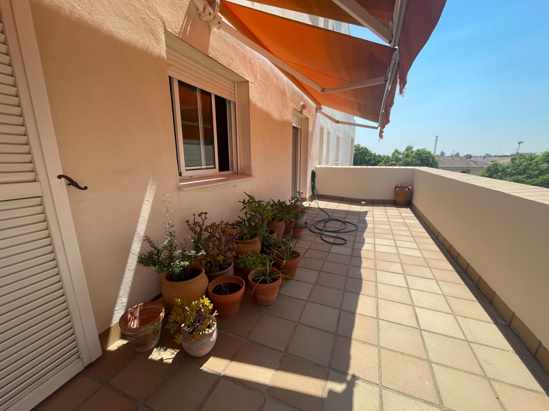 PRECIOSO PISO EN EL ALTILLO CON TERRAZA PRIVATIVA DE 21 M2 Y PARKING EN SUBTERRÁNEO