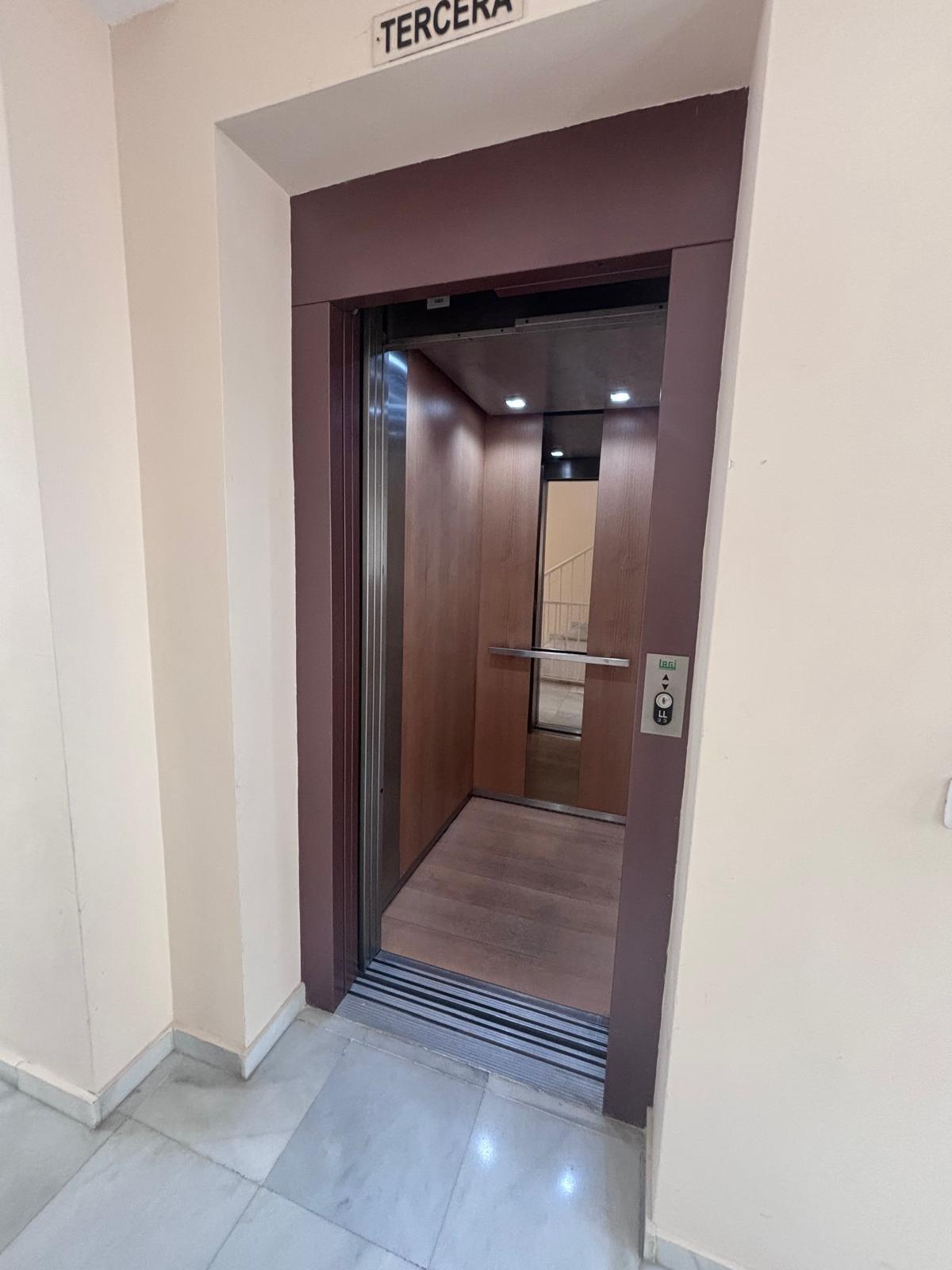 PRECIOSO PISO EN EL ALTILLO CON TERRAZA PRIVATIVA DE 21 M2 Y PARKING EN SUBTERRÁNEO