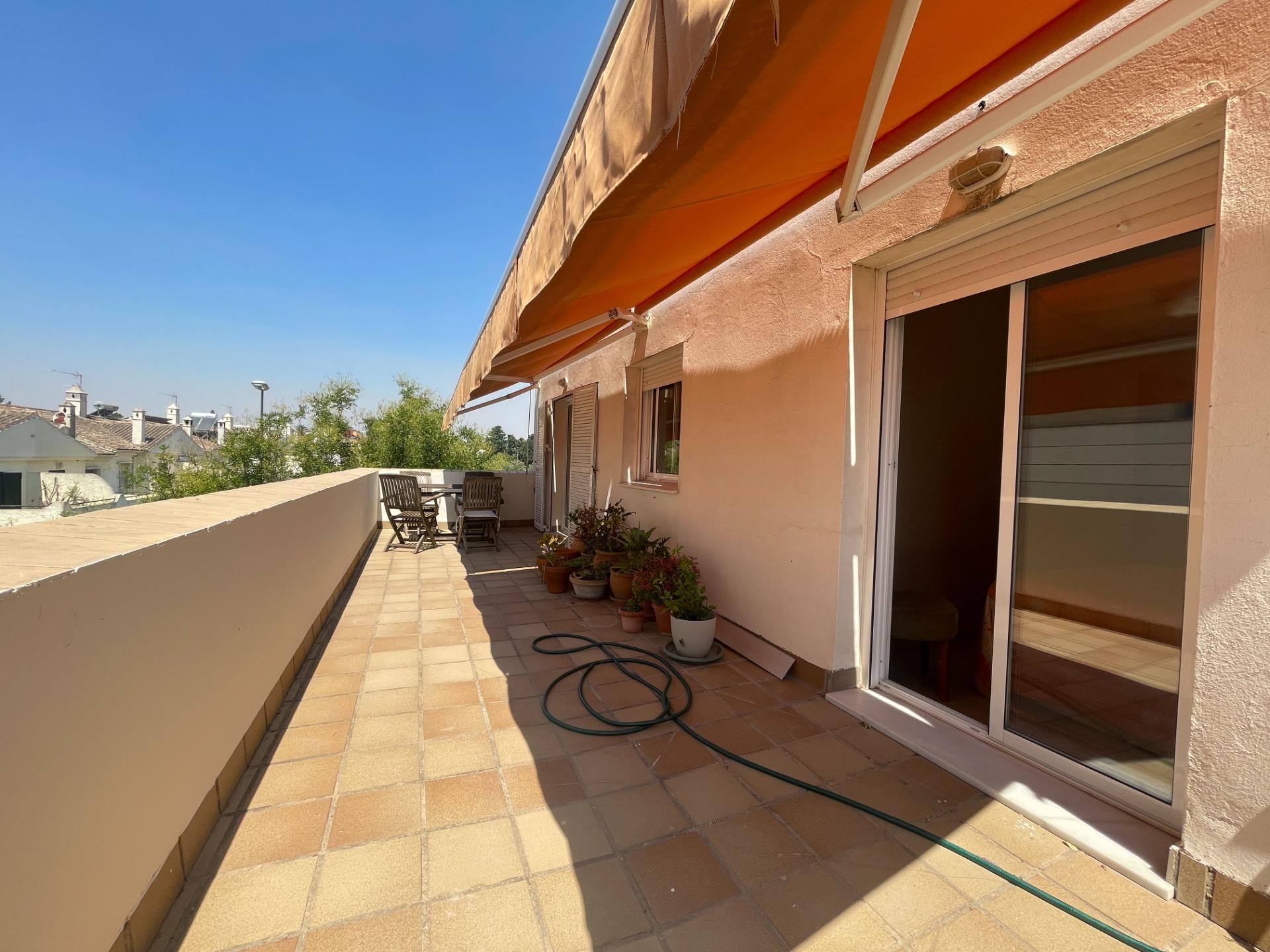 PRECIOSO PISO EN EL ALTILLO CON TERRAZA PRIVATIVA DE 21 M2 Y PARKING EN SUBTERRÁNEO