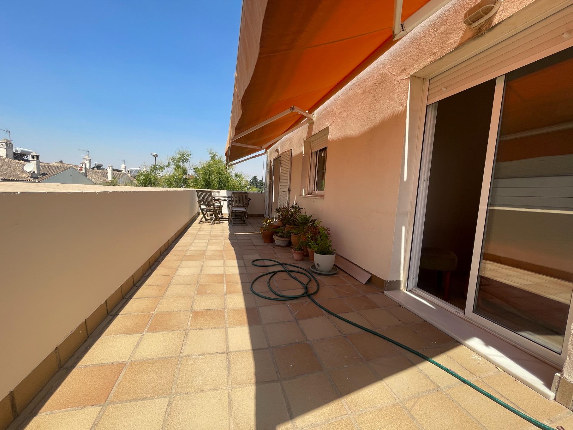 PRECIOSO PISO EN EL ALTILLO CON TERRAZA PRIVATIVA DE 21 M2 Y PARKING EN SUBTERRÁNEO