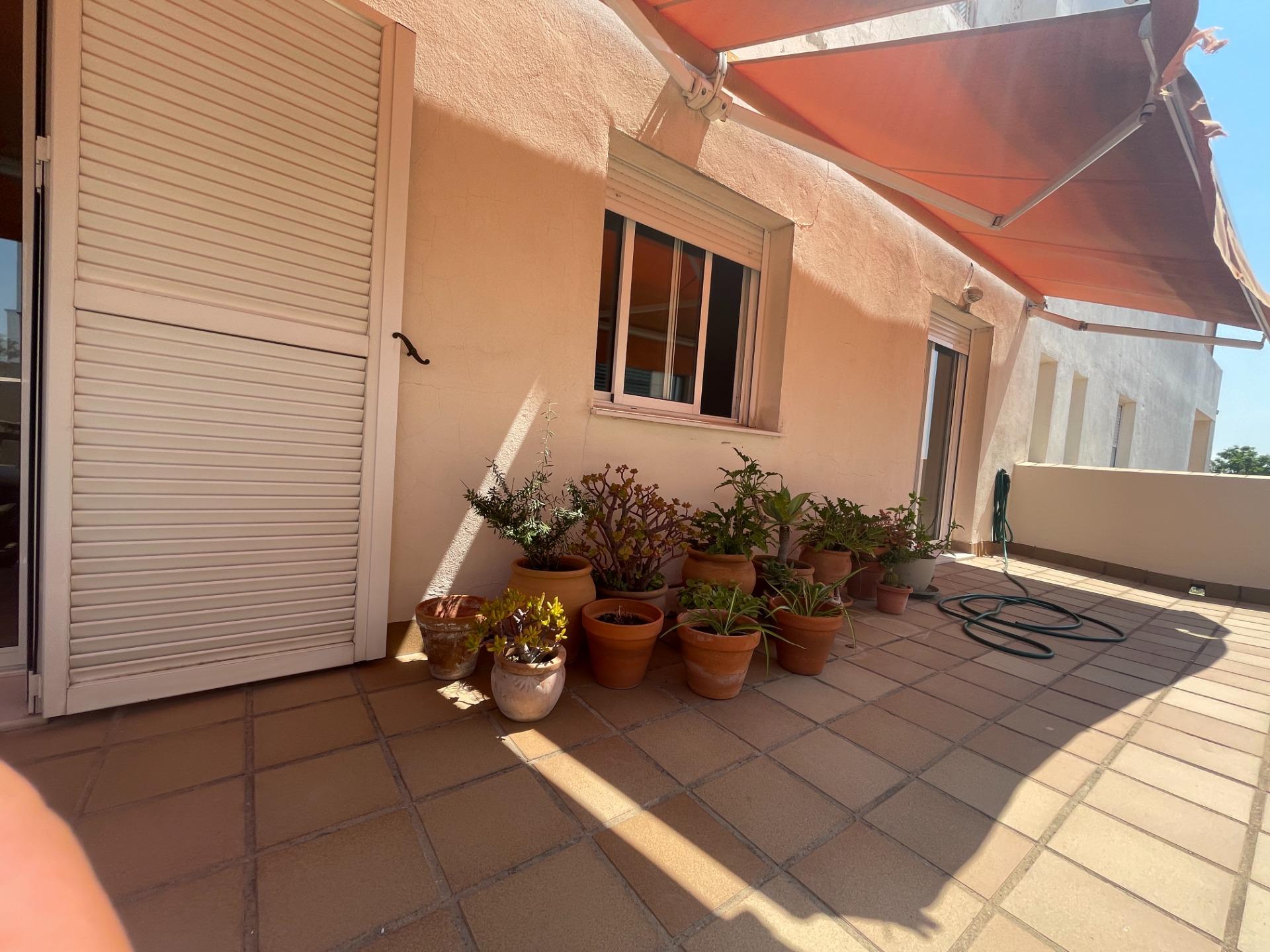 PRECIOSO PISO EN EL ALTILLO CON TERRAZA PRIVATIVA DE 21 M2 Y PARKING EN SUBTERRÁNEO