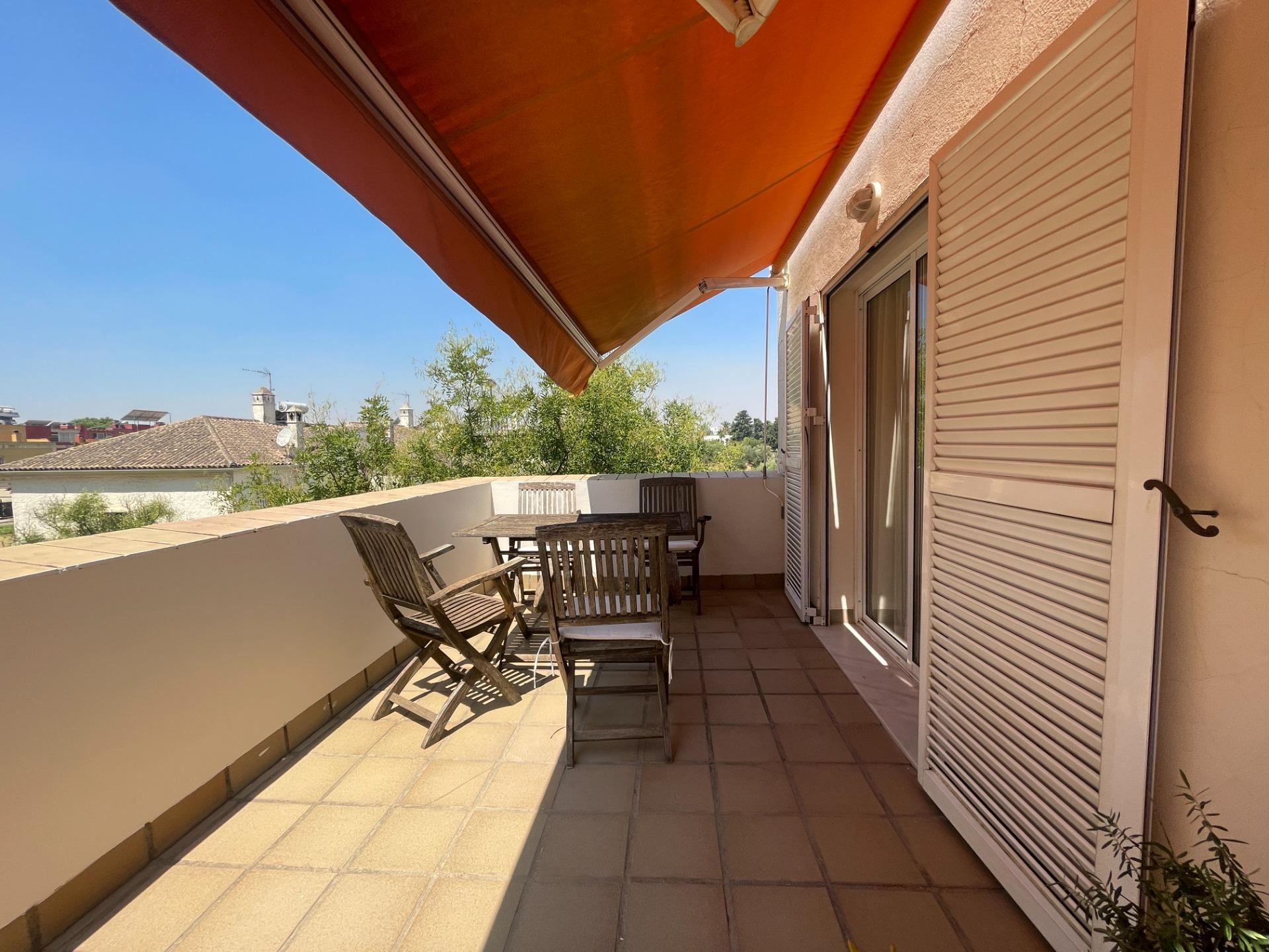 PRECIOSO PISO EN EL ALTILLO CON TERRAZA PRIVATIVA DE 21 M2 Y PARKING EN SUBTERRÁNEO