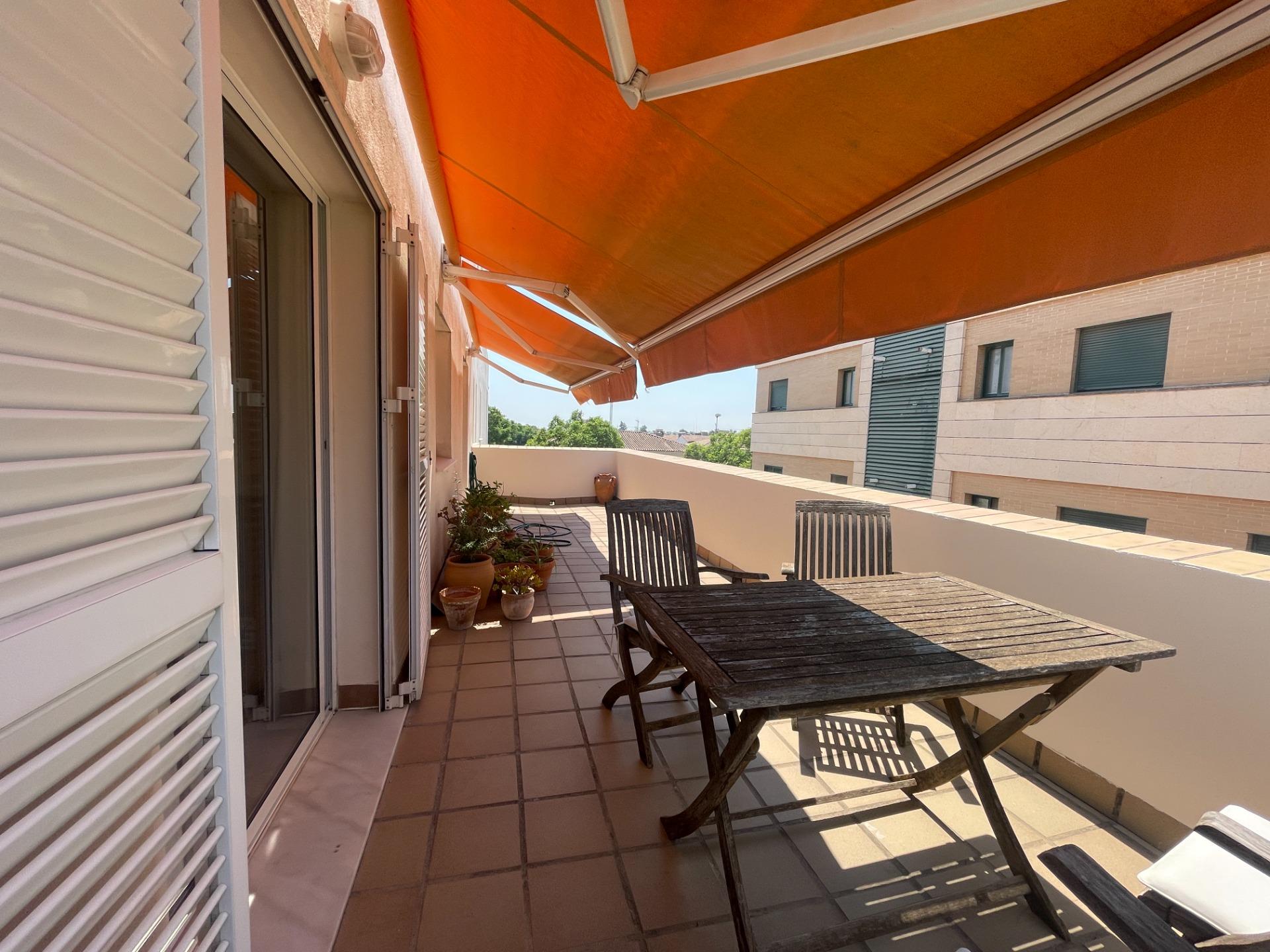 PRECIOSO PISO EN EL ALTILLO CON TERRAZA PRIVATIVA DE 21 M2 Y PARKING EN SUBTERRÁNEO