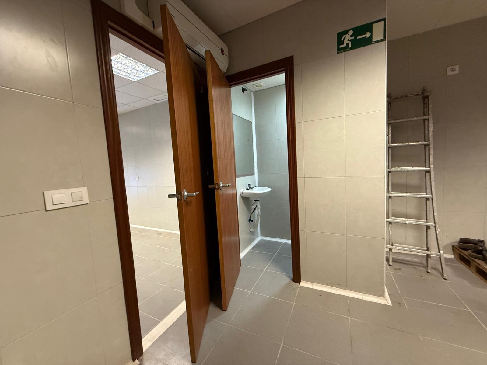 SE VENDE LOCAL TOTALMENTE REFORMADO