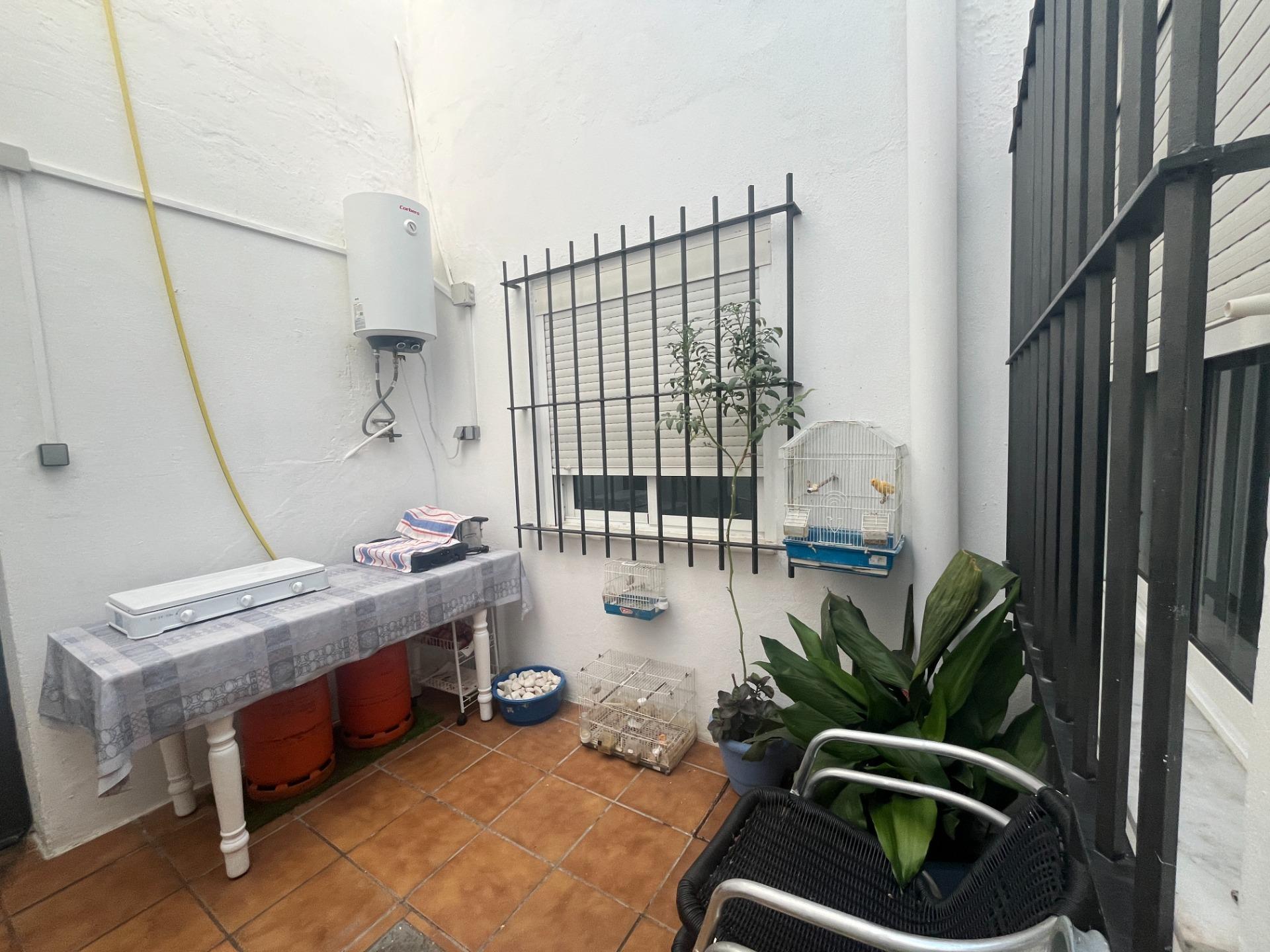 UNIFAMILIAR EN PLANTA BAJA CON TRES PATIOS, AZOTEA Y GARAJE LISTA PARA ENTRAR A VIVIR