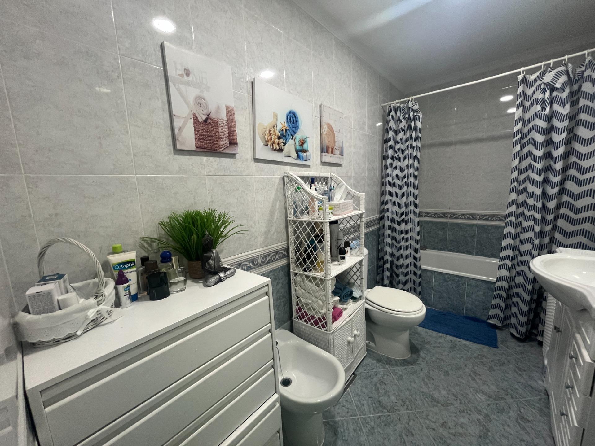 UNIFAMILIAR EN PLANTA BAJA CON TRES PATIOS, AZOTEA Y GARAJE LISTA PARA ENTRAR A VIVIR