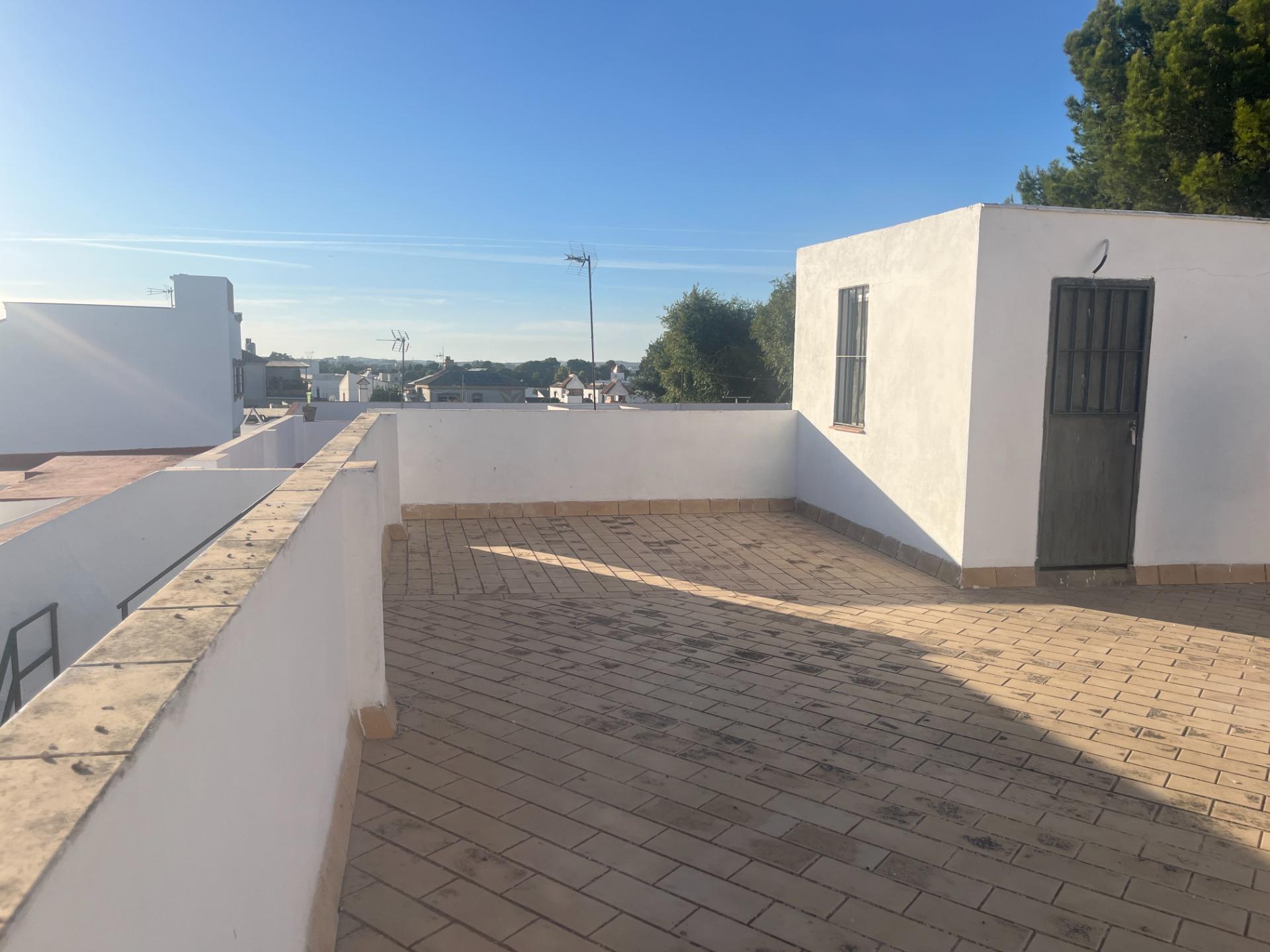 UNIFAMILIAR EN PLANTA BAJA CON TRES PATIOS, AZOTEA Y GARAJE LISTA PARA ENTRAR A VIVIR