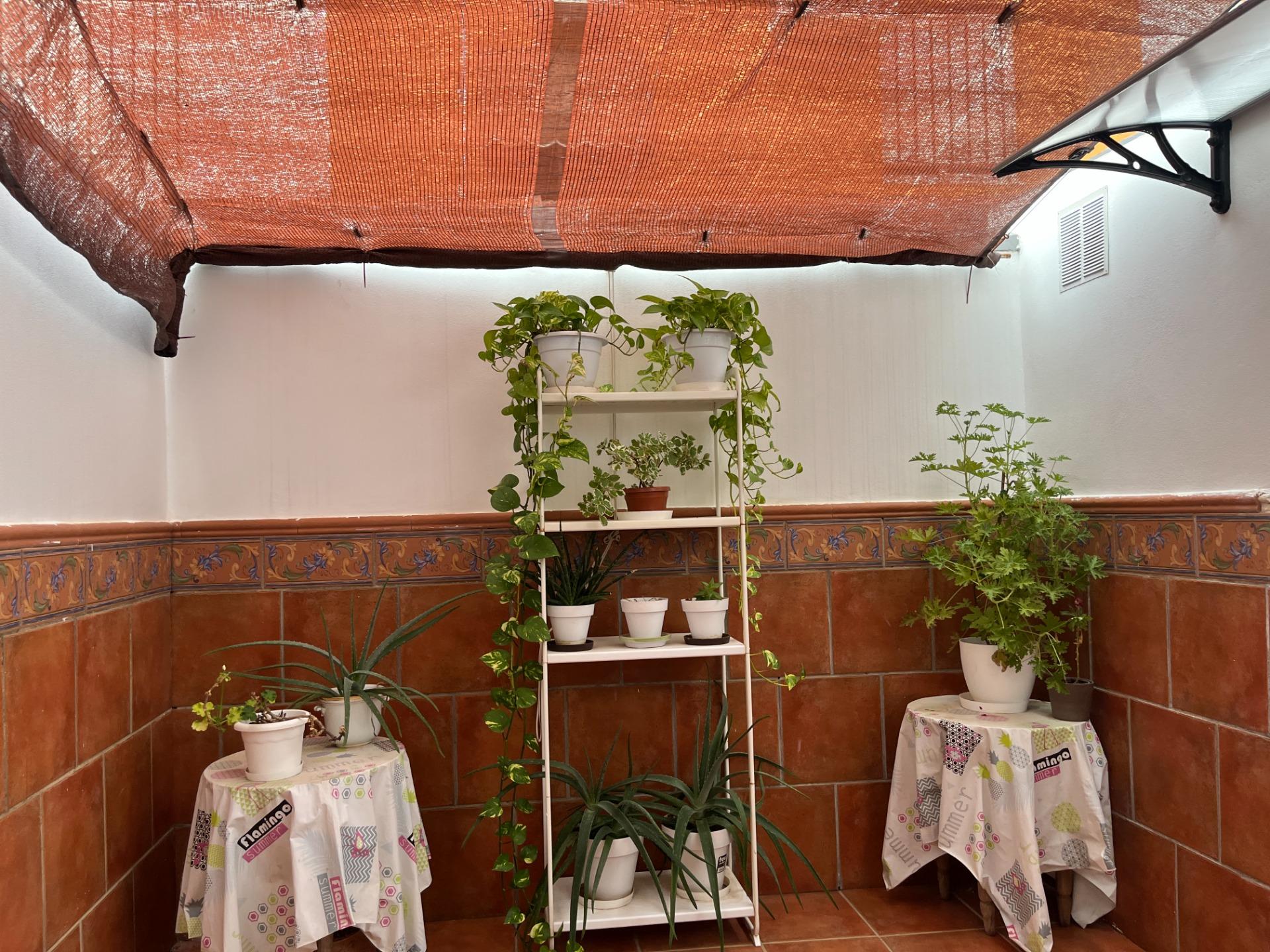 ADOSADA REFORMADA CON GRAN PATIO DELANTERO