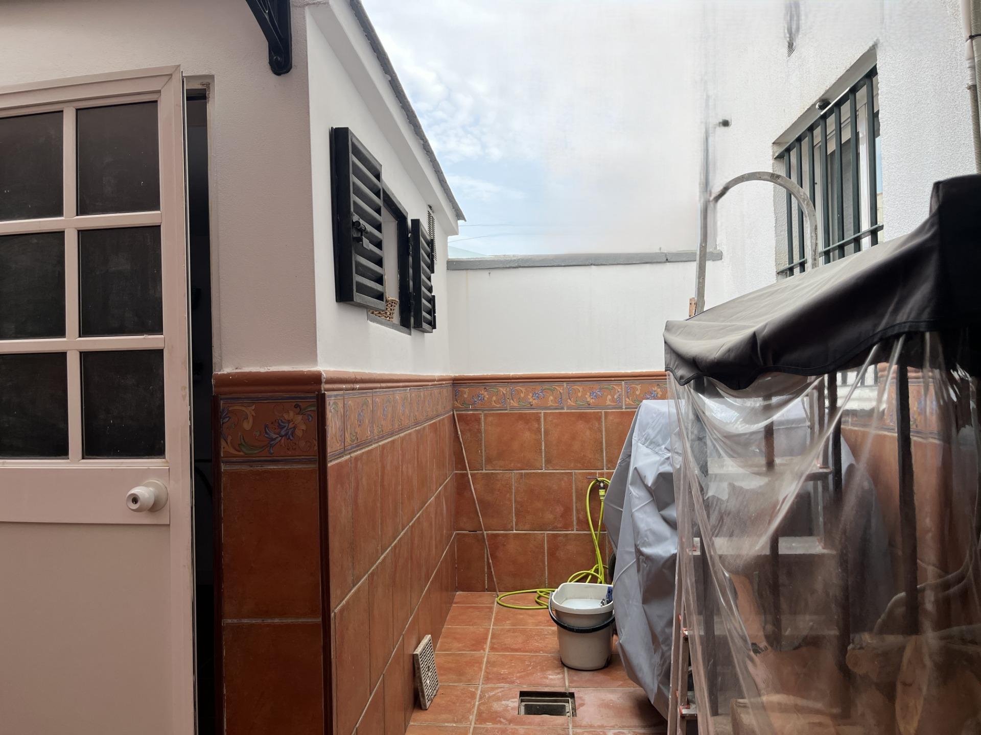 ADOSADA REFORMADA CON GRAN PATIO DELANTERO