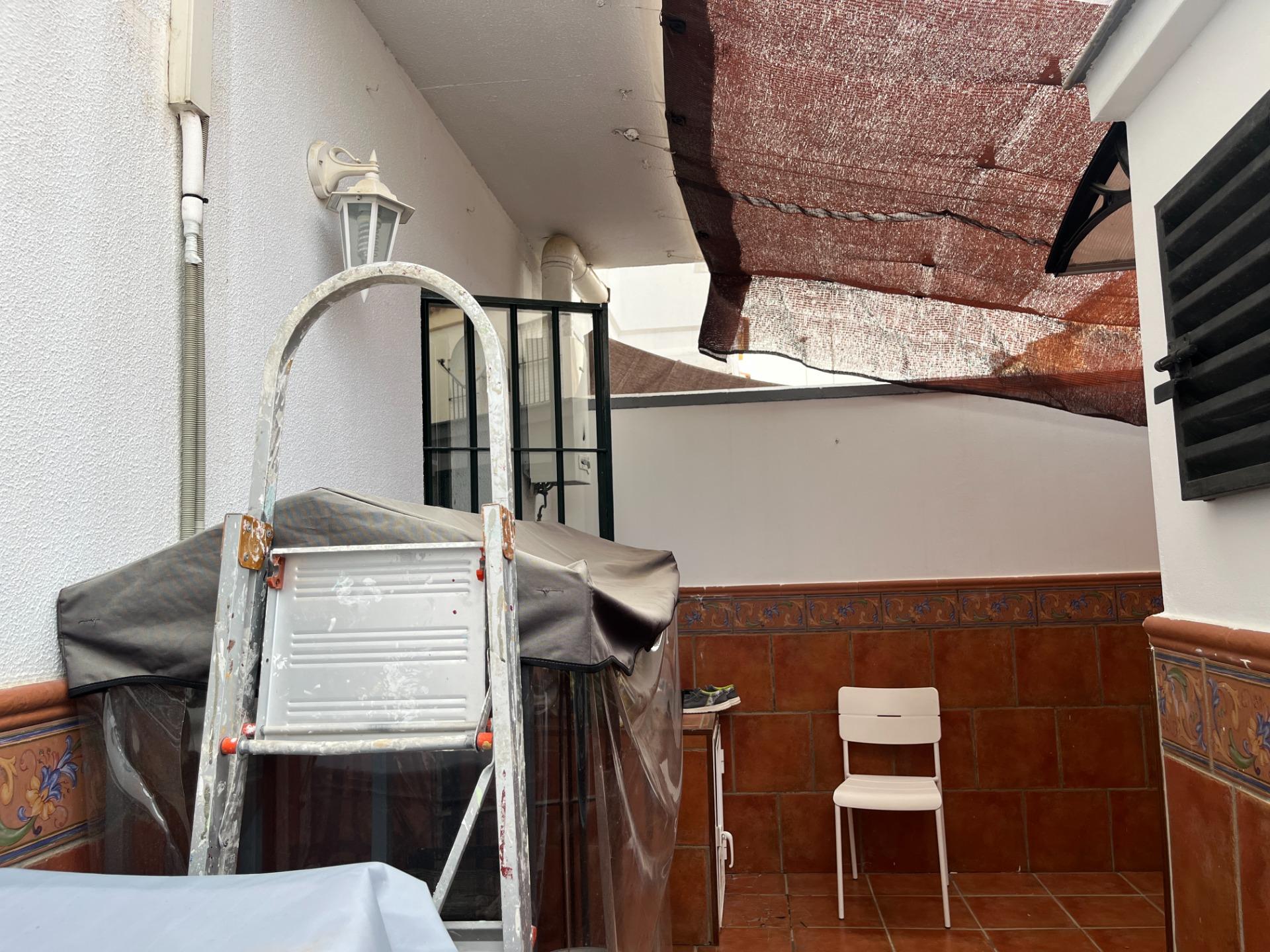 ADOSADA REFORMADA CON GRAN PATIO DELANTERO