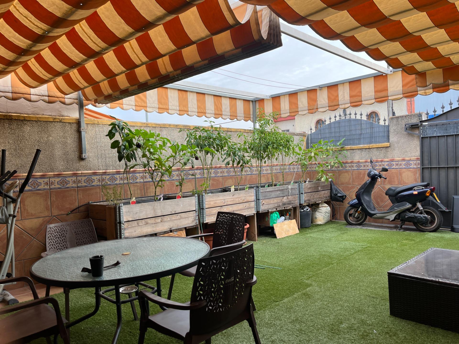 ADOSADA REFORMADA CON GRAN PATIO DELANTERO