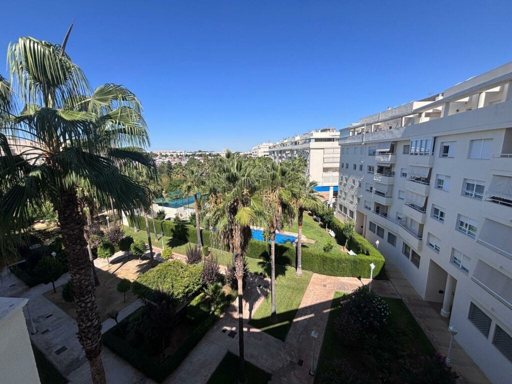 BONITO PISO EN ENTREPARQUES II.  ¡PARA ENTRAR A VIVIR! INCLUYE PLAZA DE PARKING Y AMPLIO TRASTERO EN SUBTERRÁNEO.