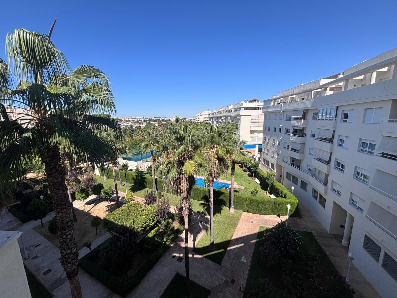BONITO PISO EN ENTREPARQUES II. ¡PARA ENTRAR A VIVIR! INCLUYE PLAZA DE PARKING Y AMPLIO TRASTERO EN SUBTERRÁNEO.