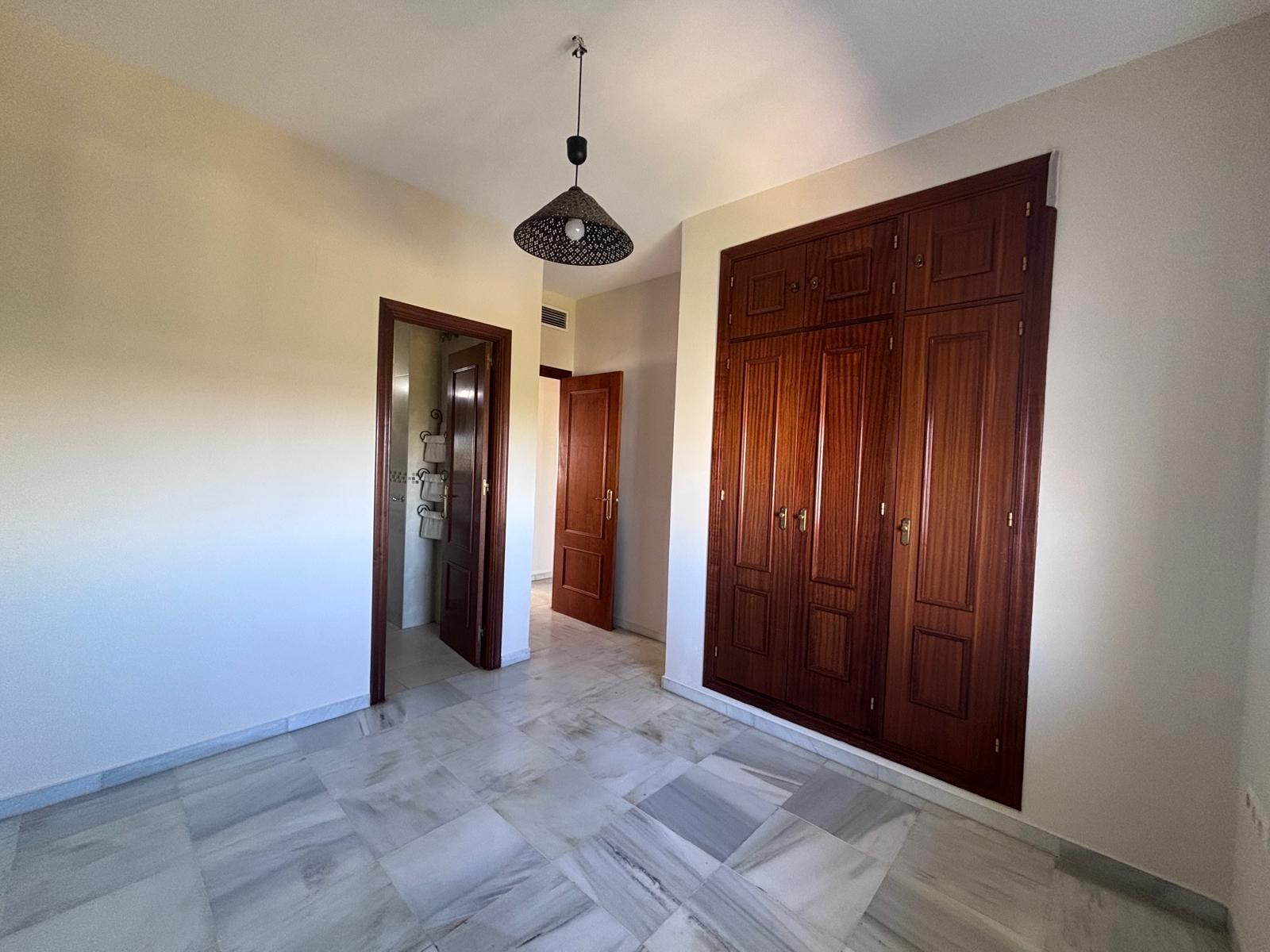 BONITO PISO EN ENTREPARQUES II. ¡PARA ENTRAR A VIVIR! INCLUYE PLAZA DE PARKING Y AMPLIO TRASTERO EN SUBTERRÁNEO.