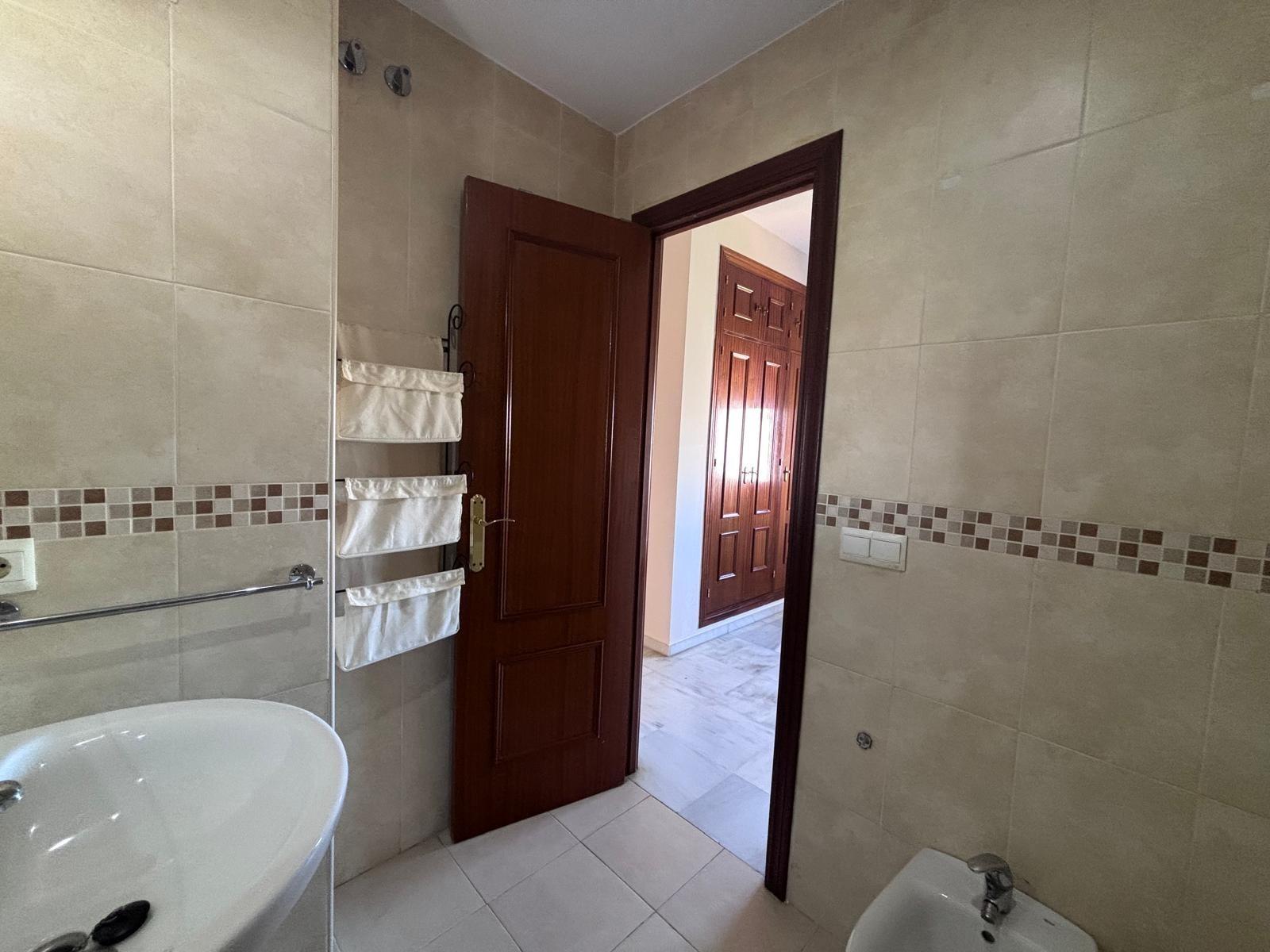 BONITO PISO EN ENTREPARQUES II. ¡PARA ENTRAR A VIVIR! INCLUYE PLAZA DE PARKING Y AMPLIO TRASTERO EN SUBTERRÁNEO.