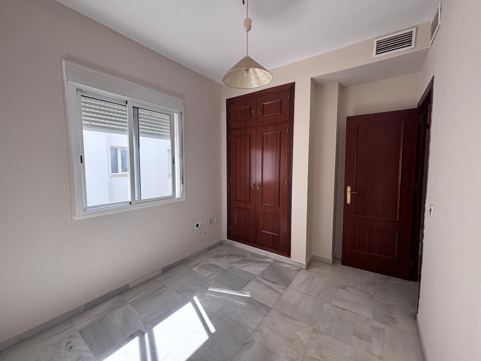 BONITO PISO EN ENTREPARQUES II. ¡PARA ENTRAR A VIVIR! INCLUYE PLAZA DE PARKING Y AMPLIO TRASTERO EN SUBTERRÁNEO.