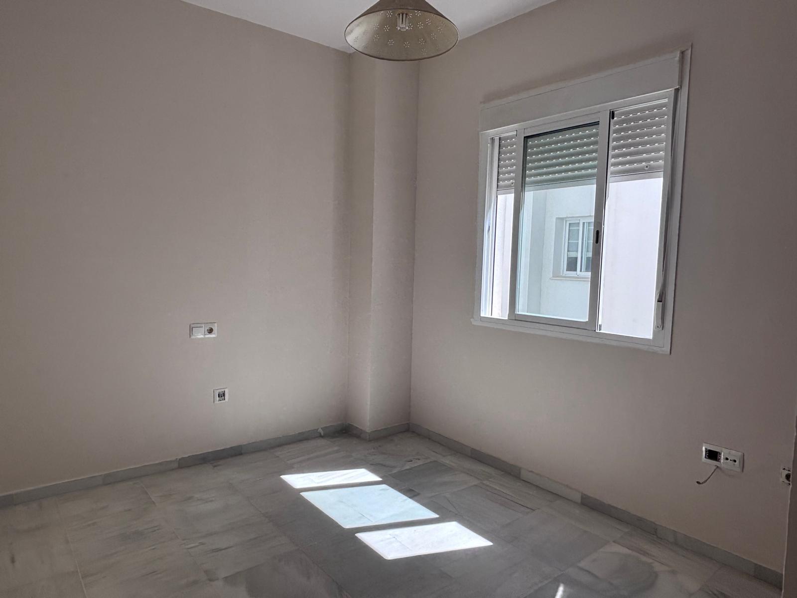 BONITO PISO EN ENTREPARQUES II. ¡PARA ENTRAR A VIVIR! INCLUYE PLAZA DE PARKING Y AMPLIO TRASTERO EN SUBTERRÁNEO.