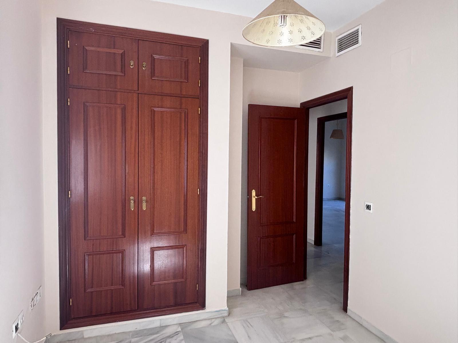 BONITO PISO EN ENTREPARQUES II. ¡PARA ENTRAR A VIVIR! INCLUYE PLAZA DE PARKING Y AMPLIO TRASTERO EN SUBTERRÁNEO.