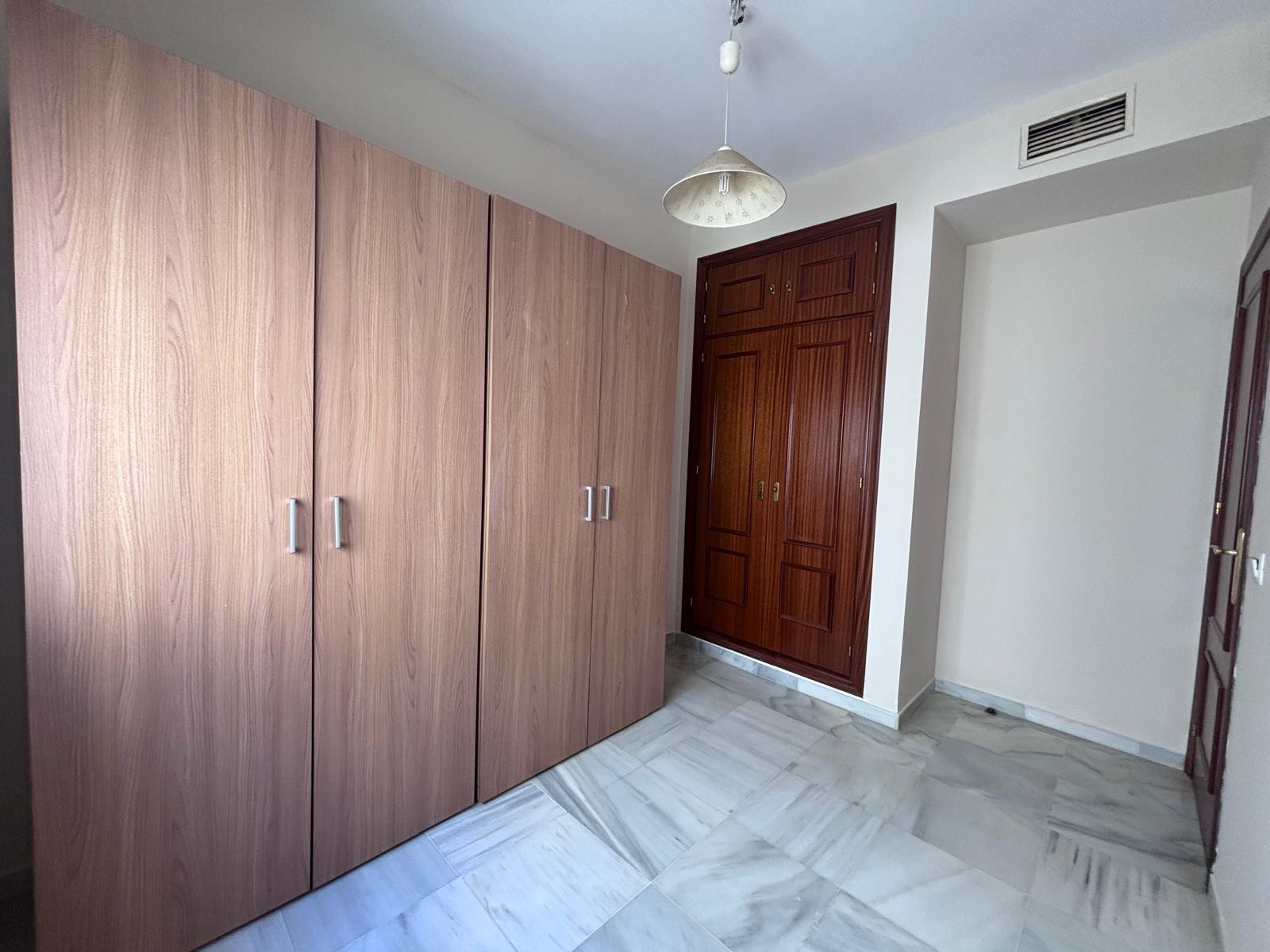 BONITO PISO EN ENTREPARQUES II. ¡PARA ENTRAR A VIVIR! INCLUYE PLAZA DE PARKING Y AMPLIO TRASTERO EN SUBTERRÁNEO.