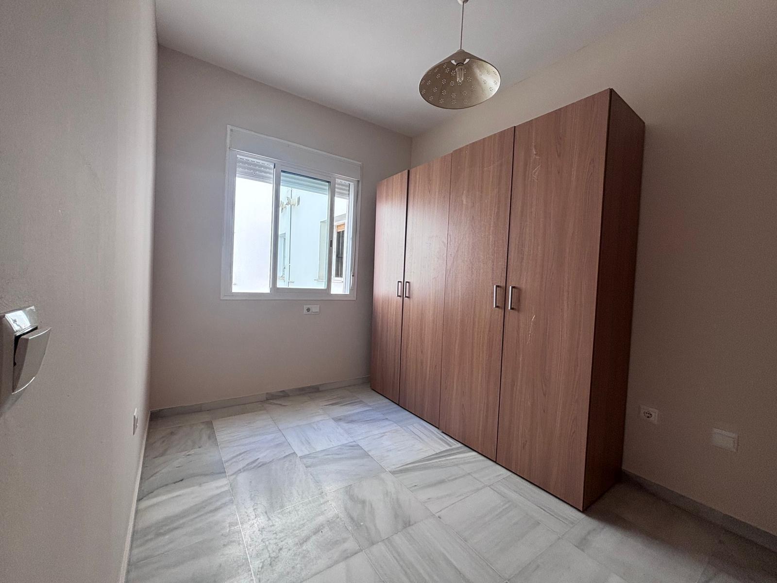 BONITO PISO EN ENTREPARQUES II. ¡PARA ENTRAR A VIVIR! INCLUYE PLAZA DE PARKING Y AMPLIO TRASTERO EN SUBTERRÁNEO.