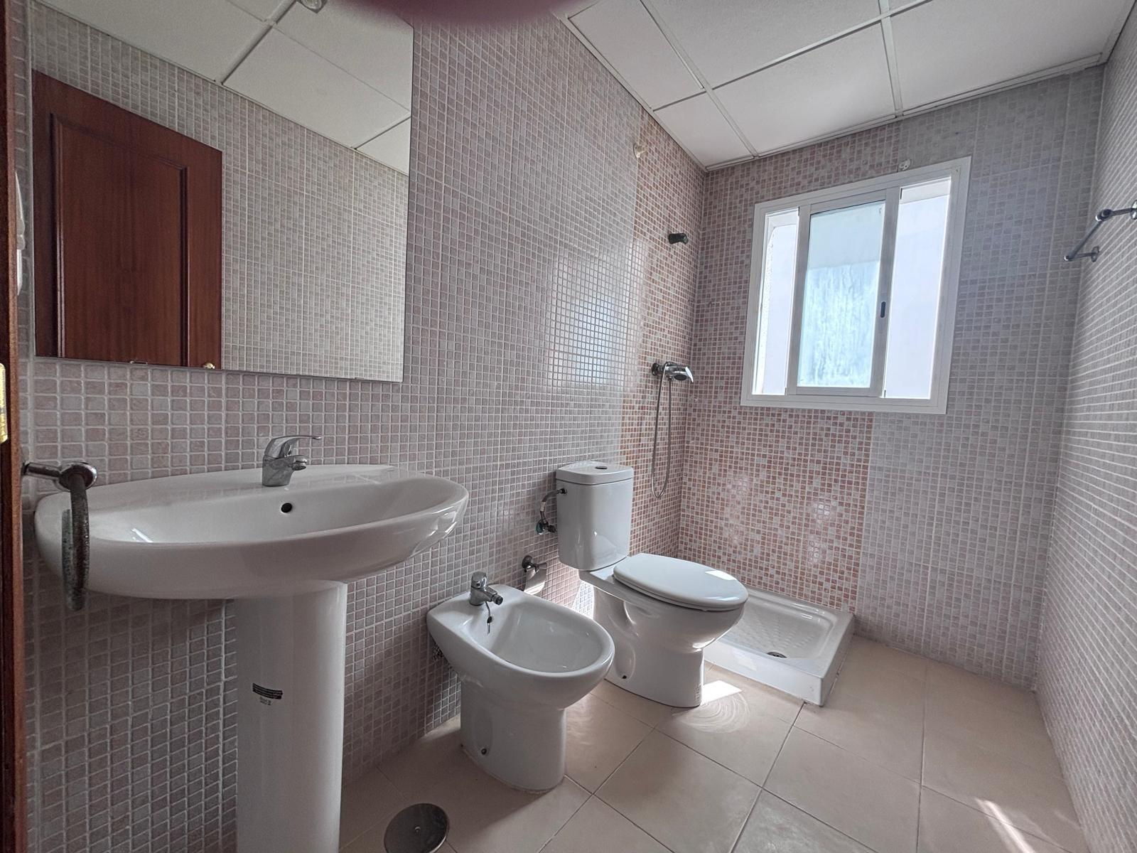 BONITO PISO EN ENTREPARQUES II. ¡PARA ENTRAR A VIVIR! INCLUYE PLAZA DE PARKING Y AMPLIO TRASTERO EN SUBTERRÁNEO.