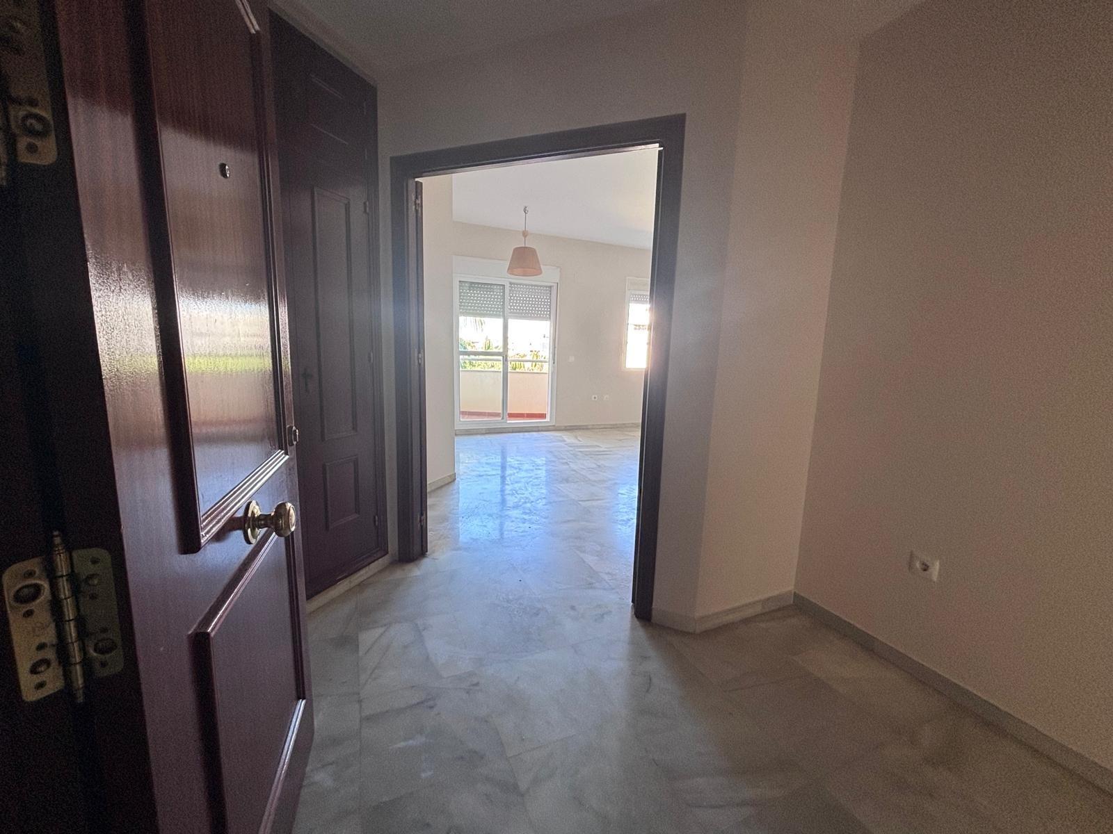 BONITO PISO EN ENTREPARQUES II. ¡PARA ENTRAR A VIVIR! INCLUYE PLAZA DE PARKING Y AMPLIO TRASTERO EN SUBTERRÁNEO.