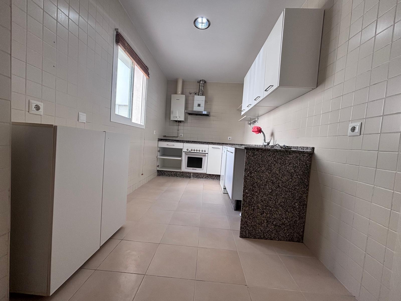BONITO PISO EN ENTREPARQUES II. ¡PARA ENTRAR A VIVIR! INCLUYE PLAZA DE PARKING Y AMPLIO TRASTERO EN SUBTERRÁNEO.