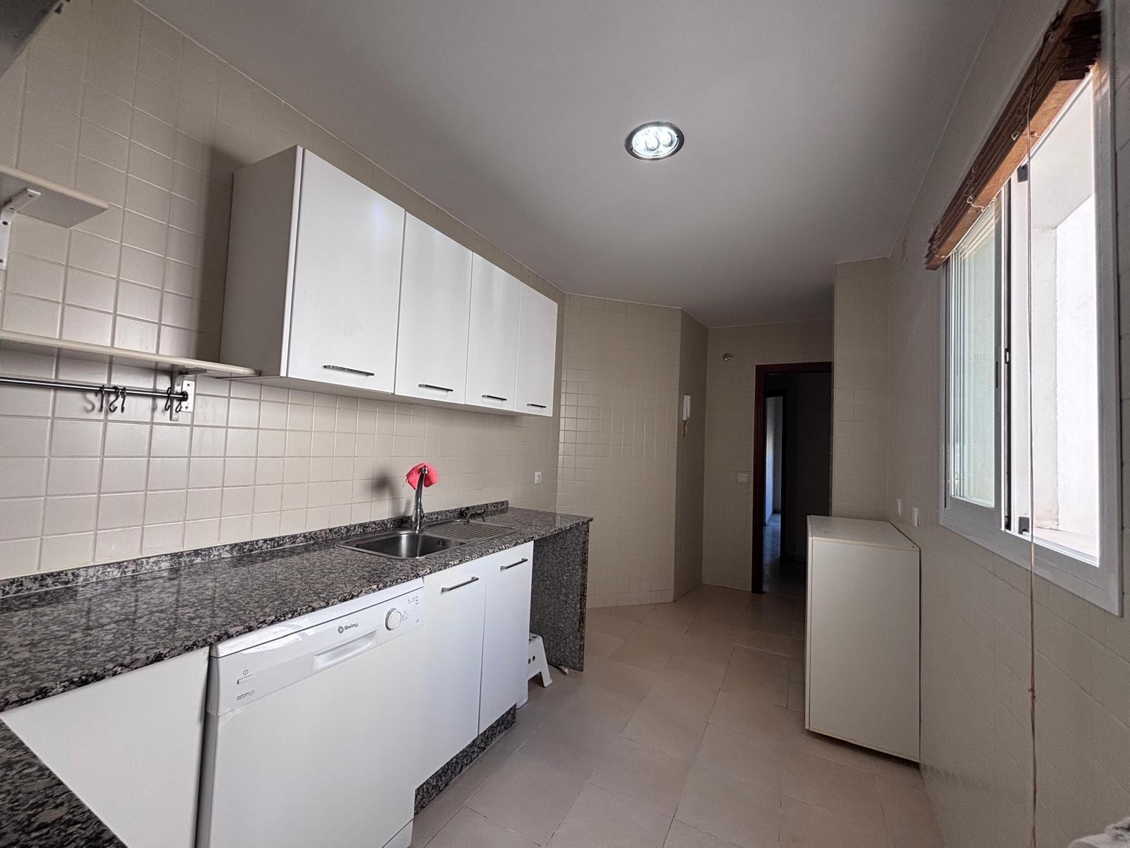 BONITO PISO EN ENTREPARQUES II. ¡PARA ENTRAR A VIVIR! INCLUYE PLAZA DE PARKING Y AMPLIO TRASTERO EN SUBTERRÁNEO.