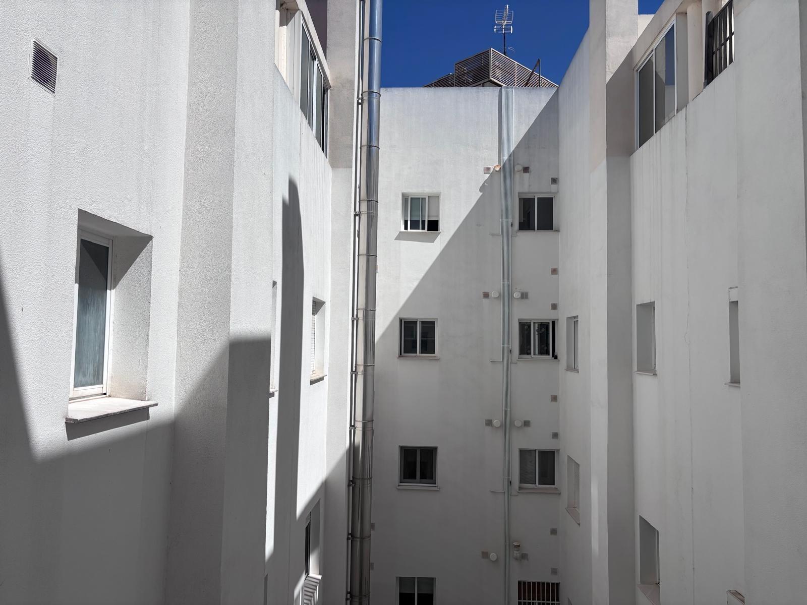 BONITO PISO EN ENTREPARQUES II. ¡PARA ENTRAR A VIVIR! INCLUYE PLAZA DE PARKING Y AMPLIO TRASTERO EN SUBTERRÁNEO.