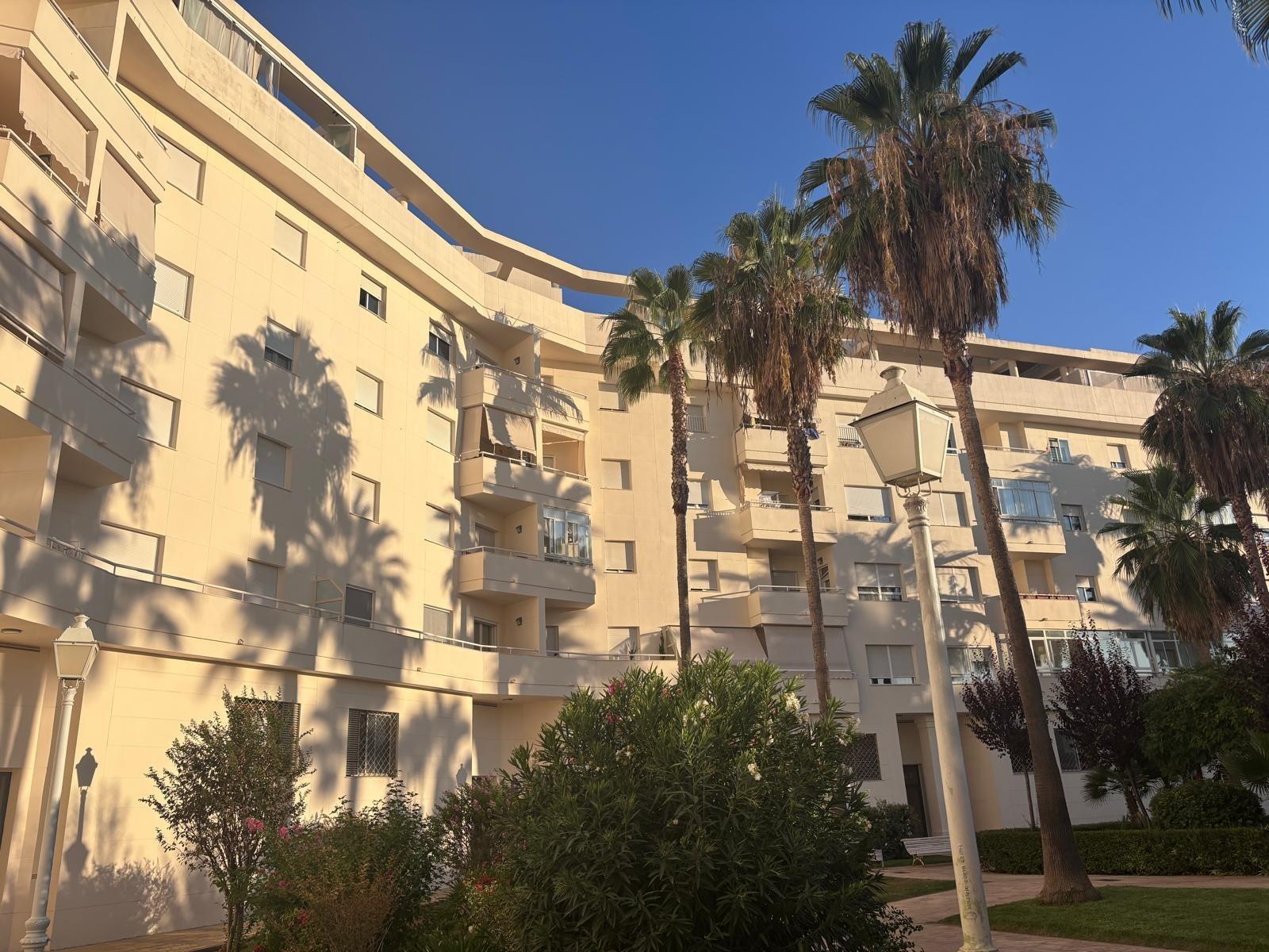 BONITO PISO EN ENTREPARQUES II. ¡PARA ENTRAR A VIVIR! INCLUYE PLAZA DE PARKING Y AMPLIO TRASTERO EN SUBTERRÁNEO.