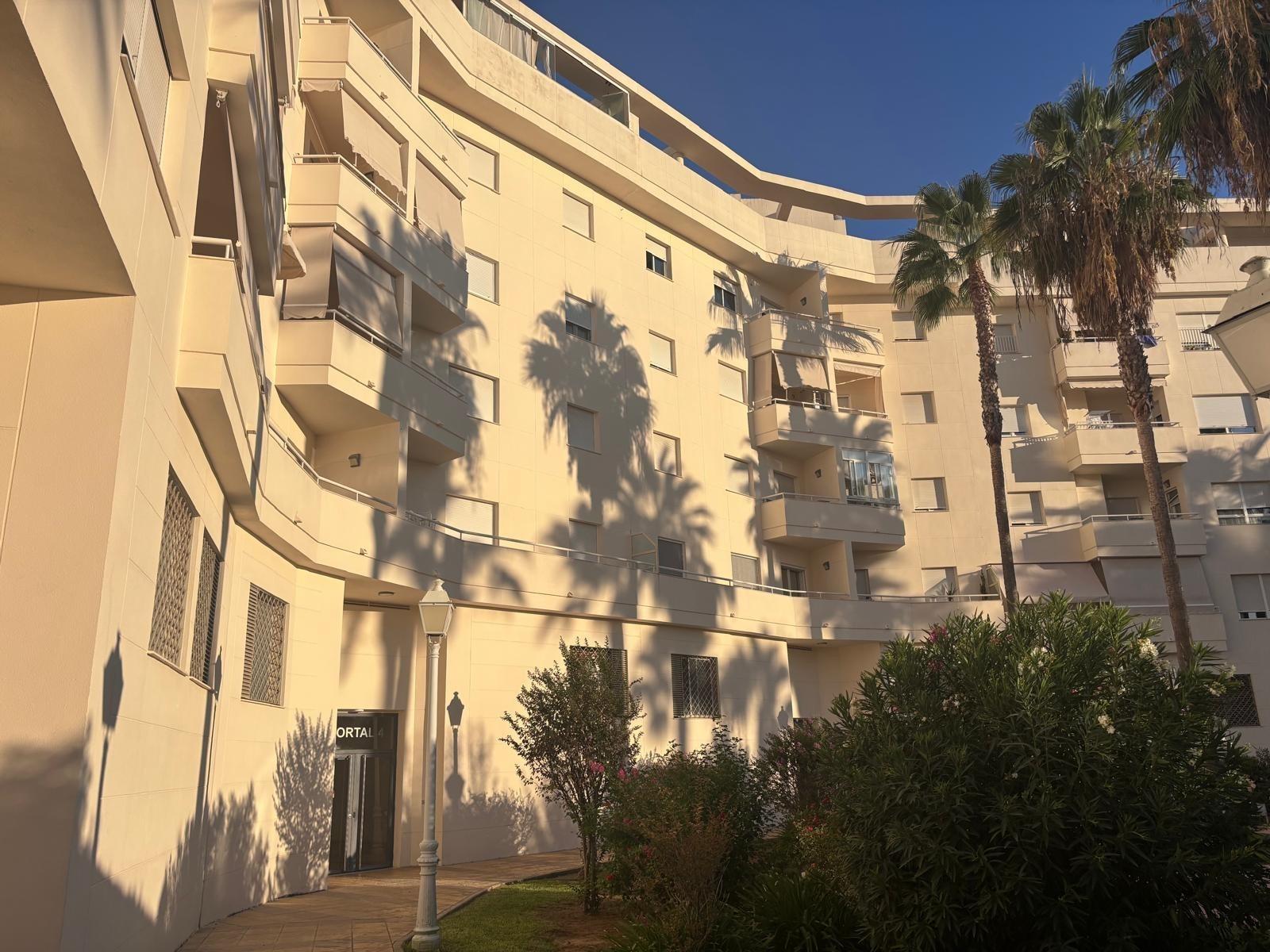 BONITO PISO EN ENTREPARQUES II. ¡PARA ENTRAR A VIVIR! INCLUYE PLAZA DE PARKING Y AMPLIO TRASTERO EN SUBTERRÁNEO.