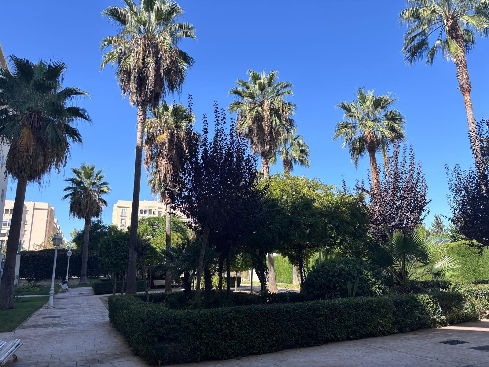 BONITO PISO EN ENTREPARQUES II. ¡PARA ENTRAR A VIVIR! INCLUYE PLAZA DE PARKING Y AMPLIO TRASTERO EN SUBTERRÁNEO.