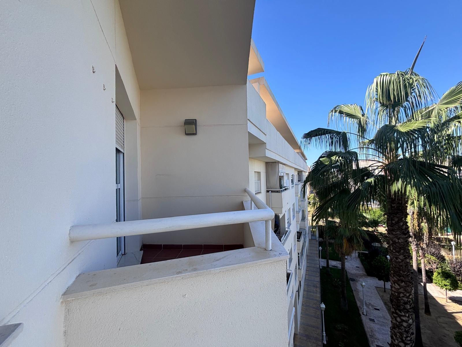 BONITO PISO EN ENTREPARQUES II. ¡PARA ENTRAR A VIVIR! INCLUYE PLAZA DE PARKING Y AMPLIO TRASTERO EN SUBTERRÁNEO.