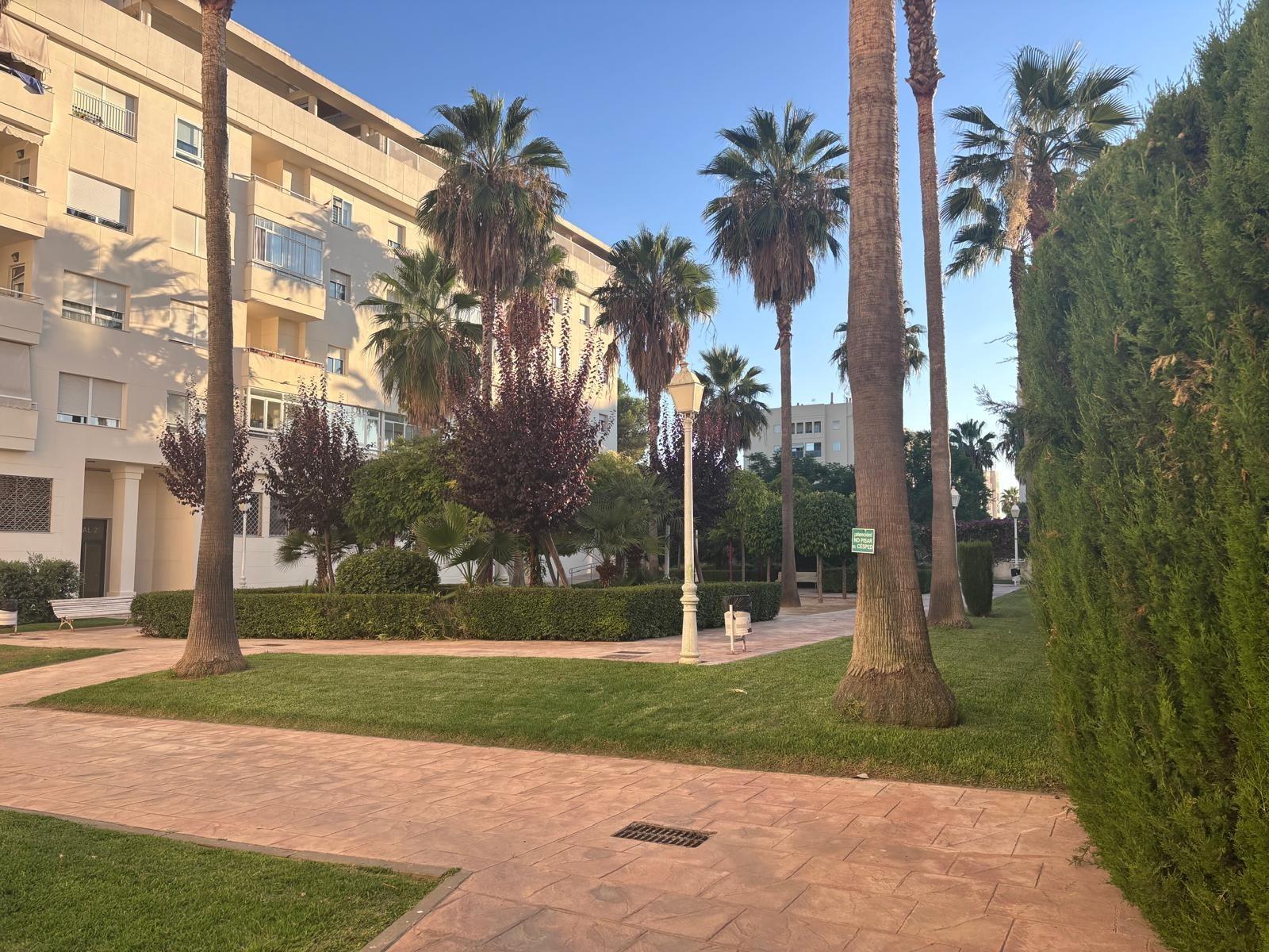 BONITO PISO EN ENTREPARQUES II. ¡PARA ENTRAR A VIVIR! INCLUYE PLAZA DE PARKING Y AMPLIO TRASTERO EN SUBTERRÁNEO.