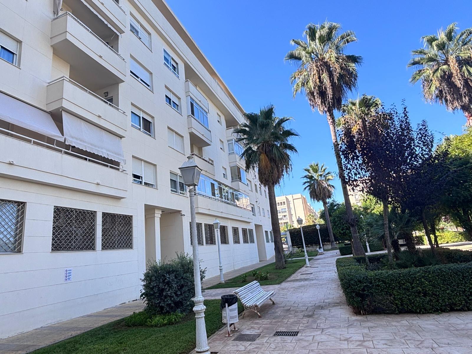 BONITO PISO EN ENTREPARQUES II. ¡PARA ENTRAR A VIVIR! INCLUYE PLAZA DE PARKING Y AMPLIO TRASTERO EN SUBTERRÁNEO.